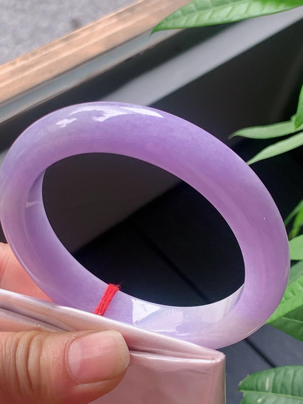 【翡翠名称】老坑种紫罗兰正圈口翡翠手镯
【翡翠尺寸】59.5/12.5/10.5mm适合58.5-60.6正圈口佩戴
【翡翠描述】宝贝种老水足，玉质细腻，色泽靓丽，性价比高，佩戴效果好！
【其它赠送】权威证书/精美挂绳盒子/支持全国复检