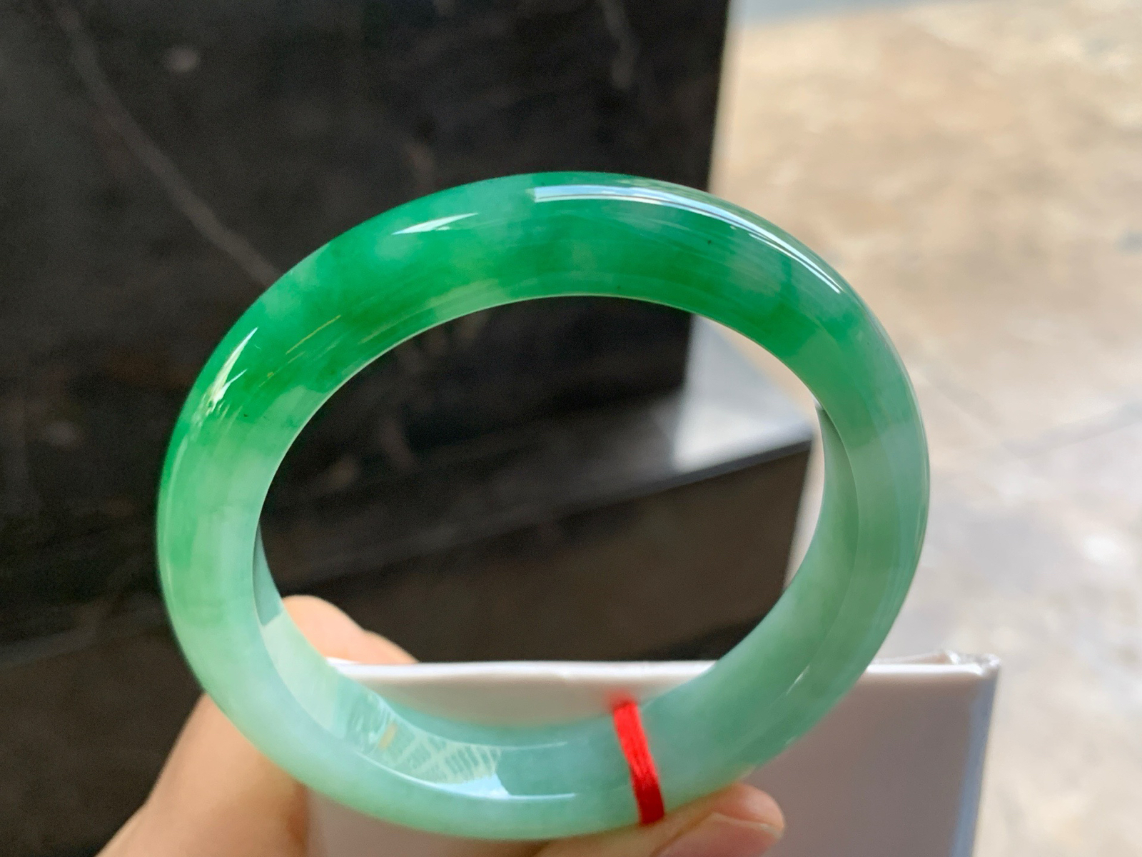 56-11.7-8.6

辣绿色手镯^_^鲜艳 玉质温润