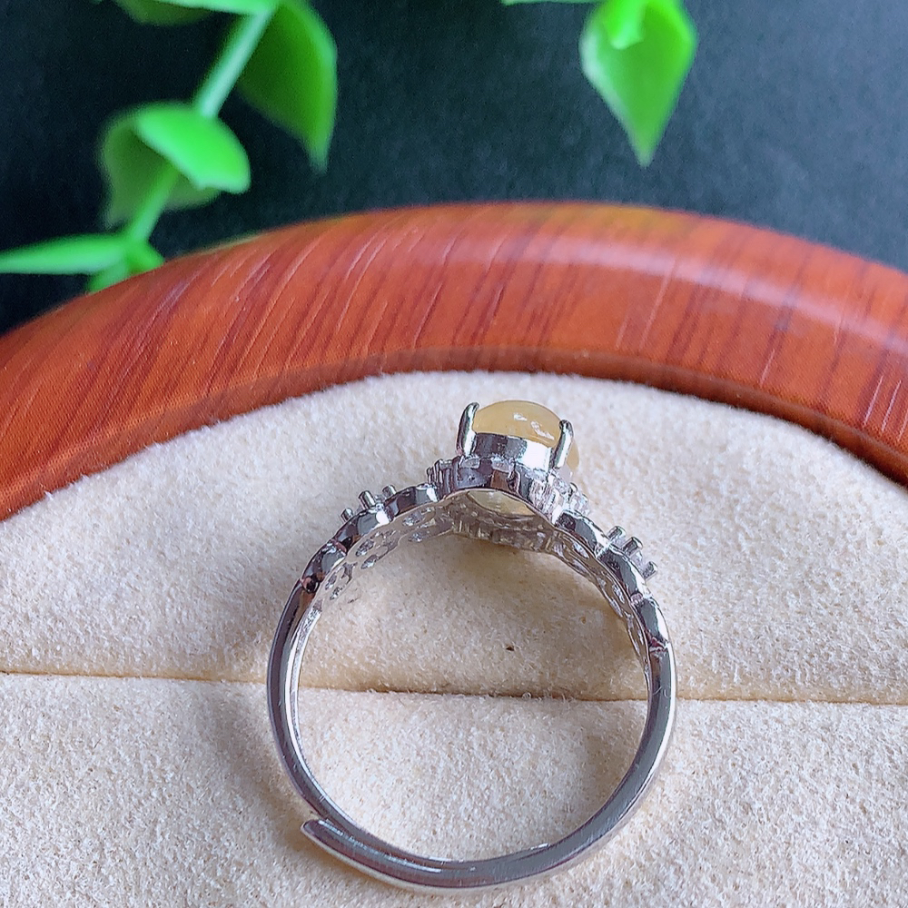 冰润黄翡精美环形翡翠戒指  玉质细腻  冰清玉润  飘花灵动  颜色漂亮  W502.18   内径尺寸：17-9.3-6mm  裸石尺寸：6.6-6mm