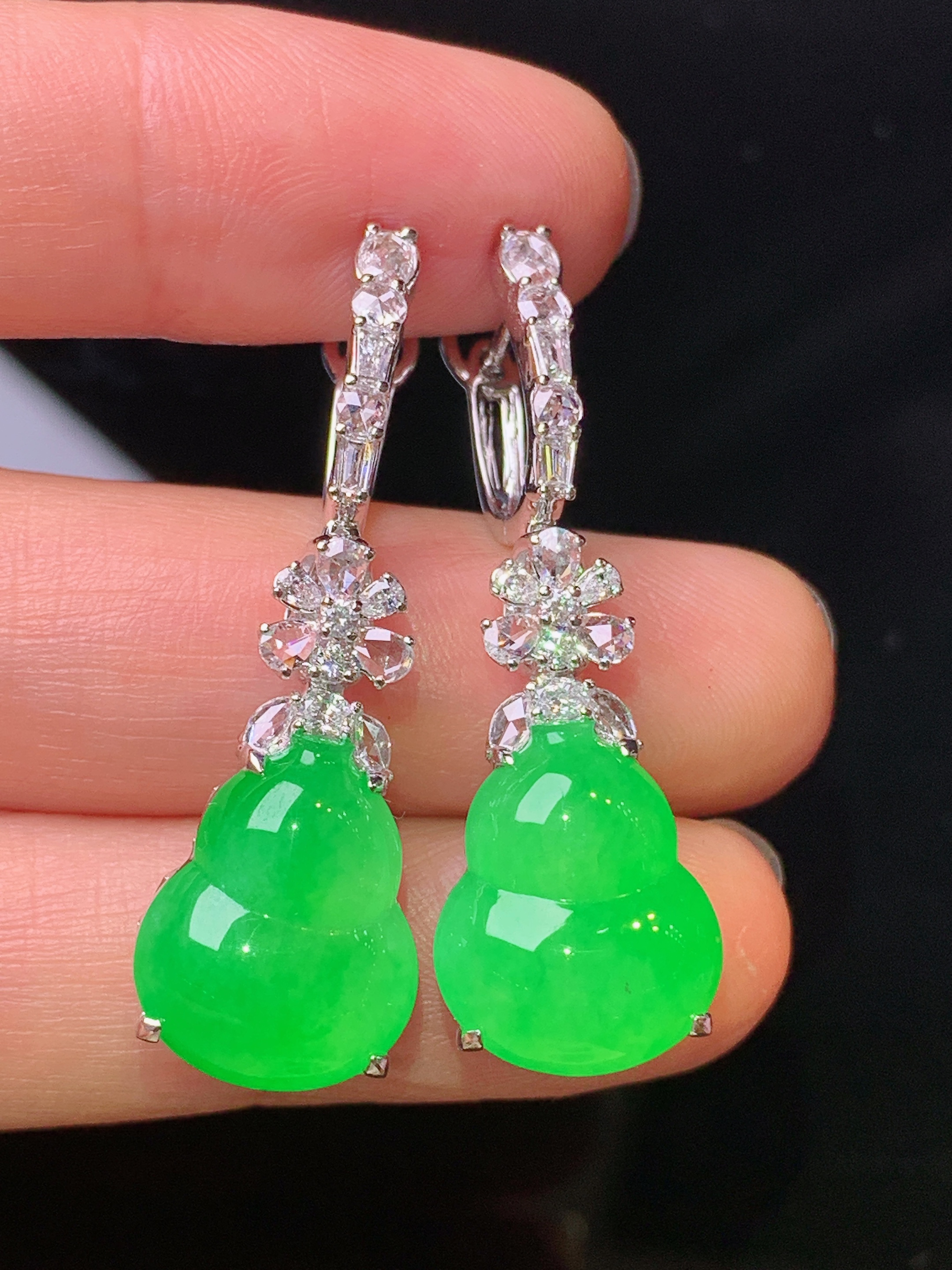 18k金钻镶嵌翠绿葫芦耳坠吊坠两用款 玉质细腻 色泽艳丽清新 水润亮眼 整体尺寸38.6*11.8*9.3h2