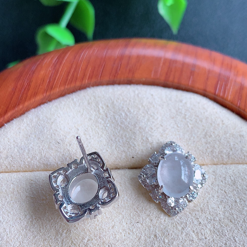 冰翡翠925银镶嵌耳钉，自然光实拍，翠色灵动，颜色漂亮，种老水足，品相佳，佩戴佳品！W502.18  取一整体尺寸：14-13-6.3mm  裸石尺寸：8-6.3mm