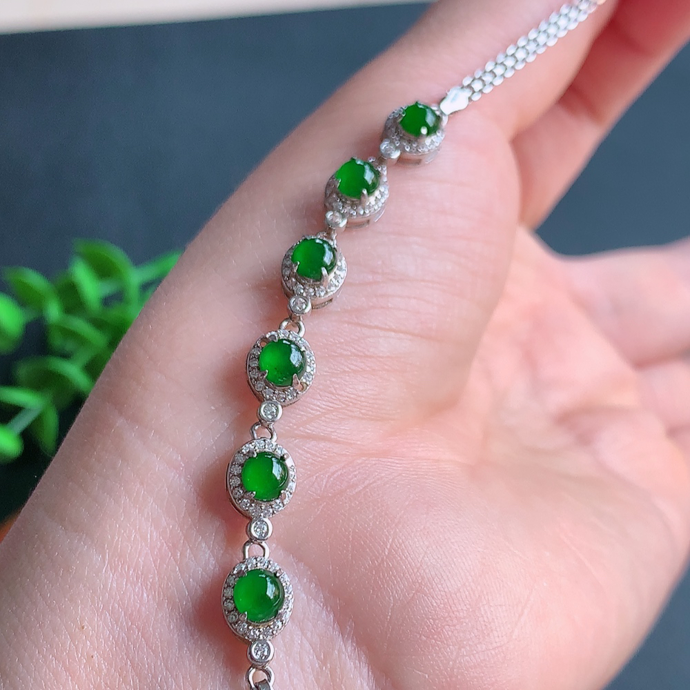 冰满绿翡翠蛋面手链，水水润润，珠圆玉润，颜色鲜艳，妙明清净，清秀高雅，佩戴效果优雅迷人！性价比超值 