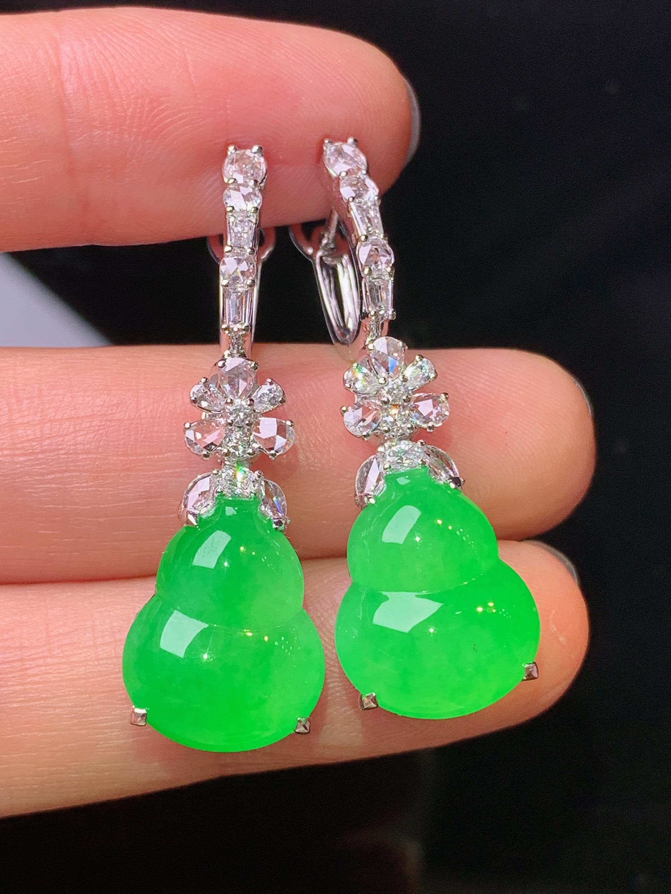 18k金钻镶嵌翠绿葫芦耳坠吊坠两用款 玉质细腻 色泽艳丽清新 水润亮眼 整体尺寸38.6*11.8*9.3h2