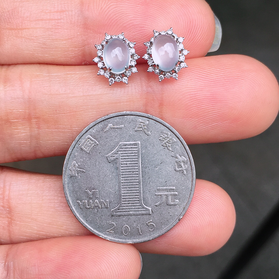 玻璃种蛋面耳钉，玉质细腻，荧光感超
强，饱满圆润，尽显优雅气质，18k
金豪华镶嵌