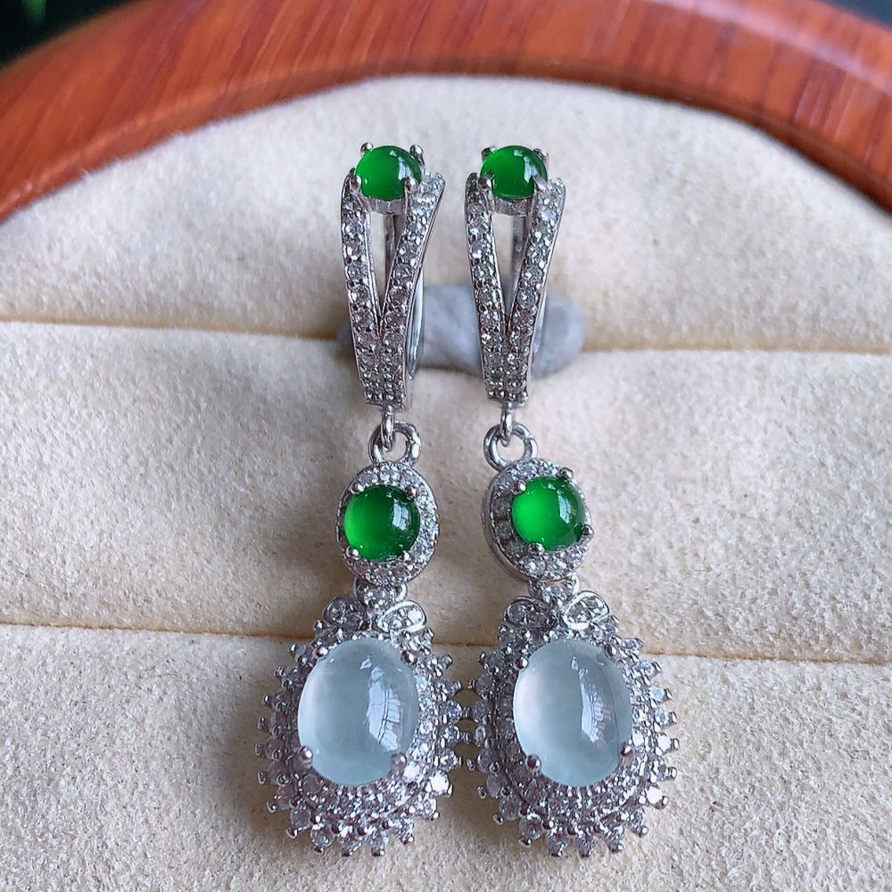 冰润翡翠925银镶嵌耳钉，自然光实拍，翠色灵动，颜色漂亮，种老水足，品相佳，佩戴佳品！W502.18  取一整体尺寸：22-10.5-7.3mm  裸石尺寸：7.5-5.8mm