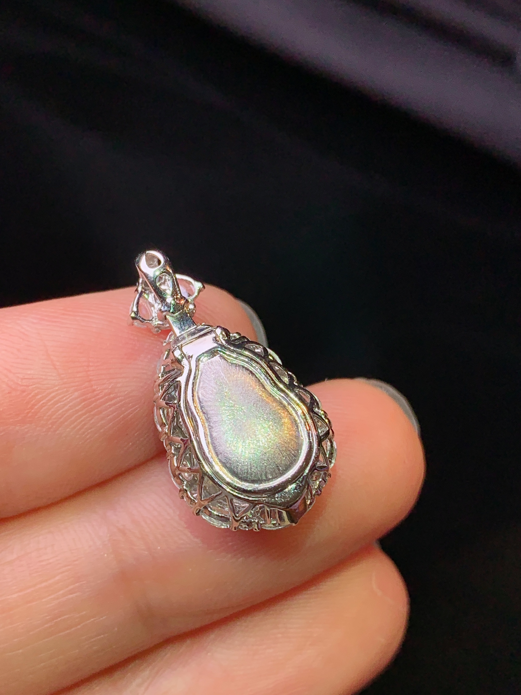 18k金钻镶嵌翠绿葫芦吊坠 玉质细腻 色泽艳丽清新 水润亮眼 整体尺寸21.8*12*10.5g1