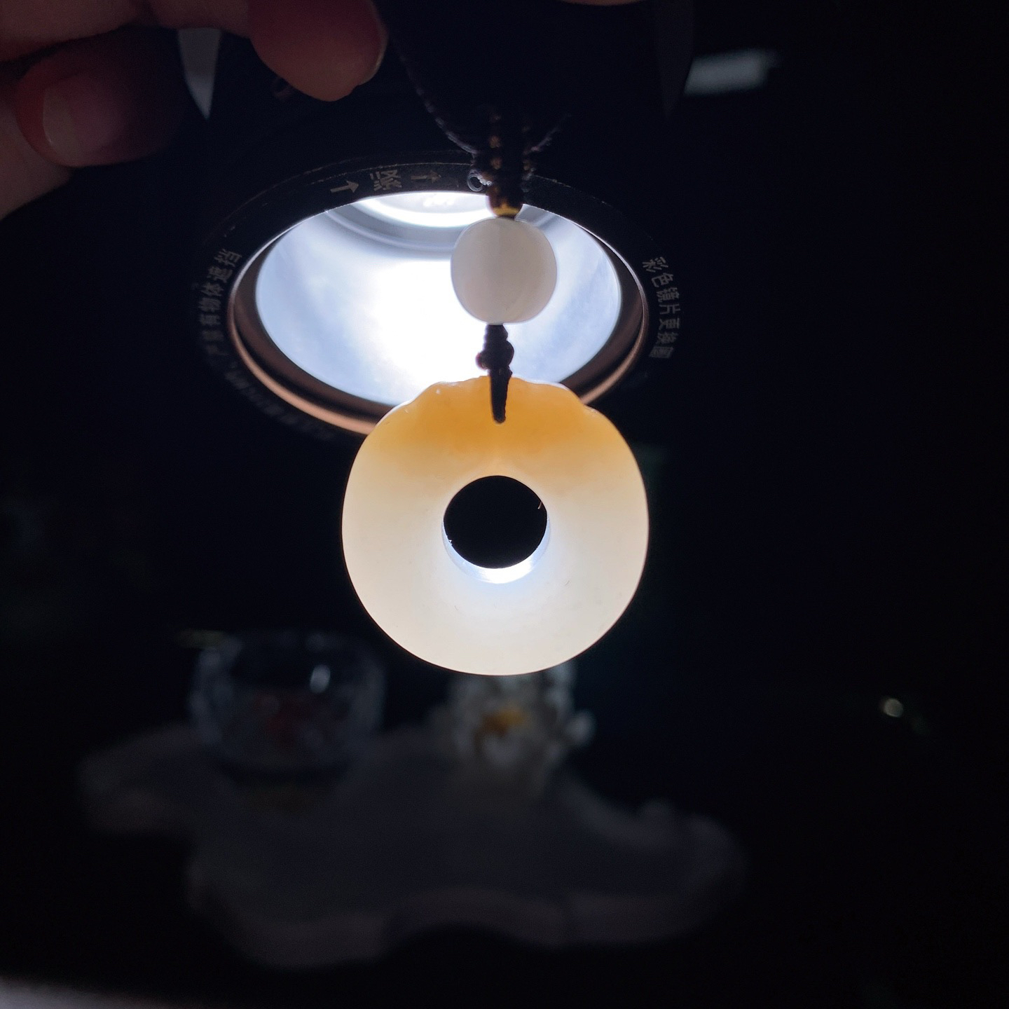 新疆和田玉白玉且末糖双龙守护挂件 尺寸27/10重15克。玉质细腻油润。手推出油。佩戴高端典雅。lt260319