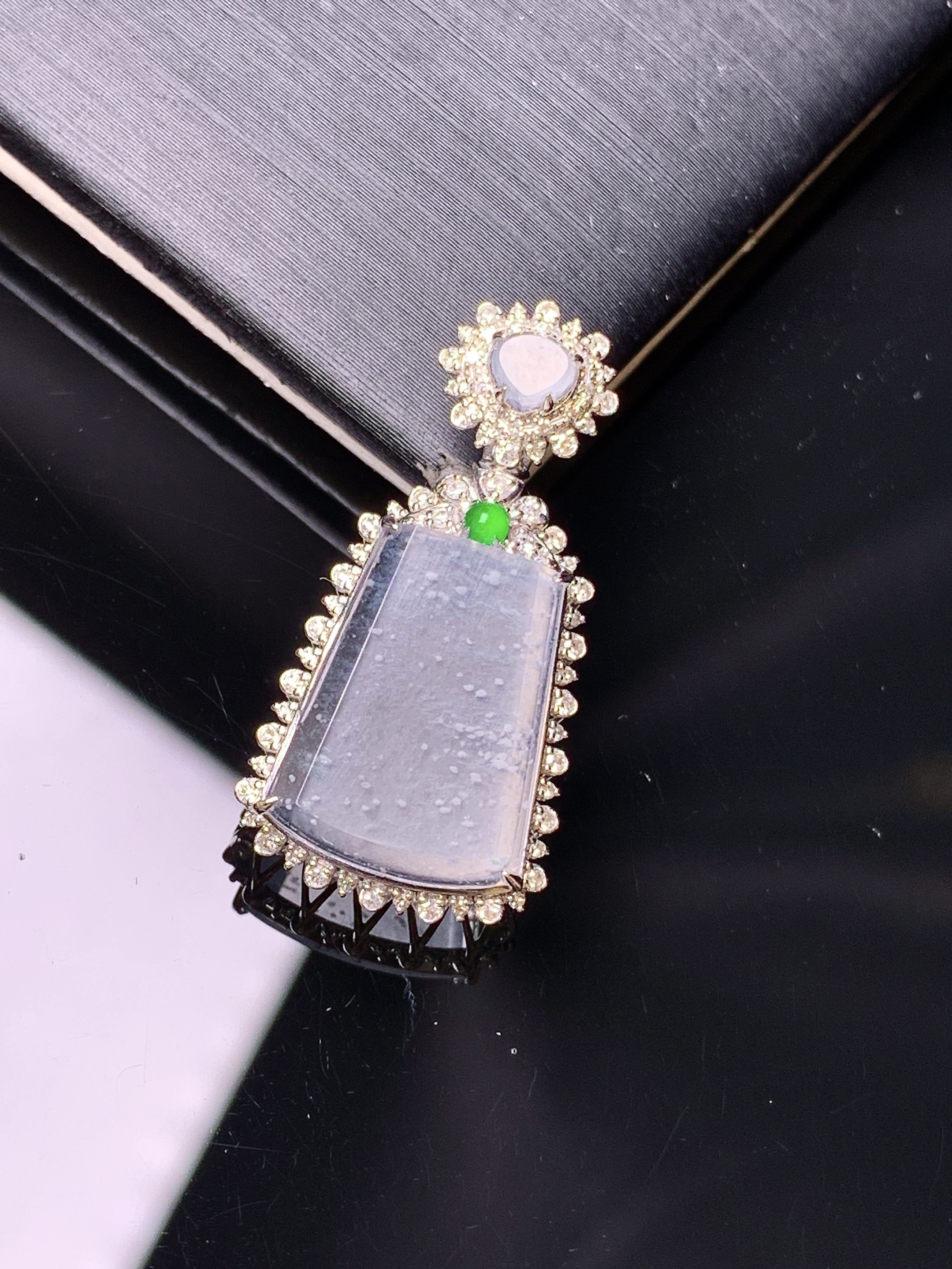 18k金钻镶嵌冰种雪花棉无事牌吊坠 玉质细腻 色泽艳丽清新 水润亮眼 整体尺寸28.2*14.3*7.3y4