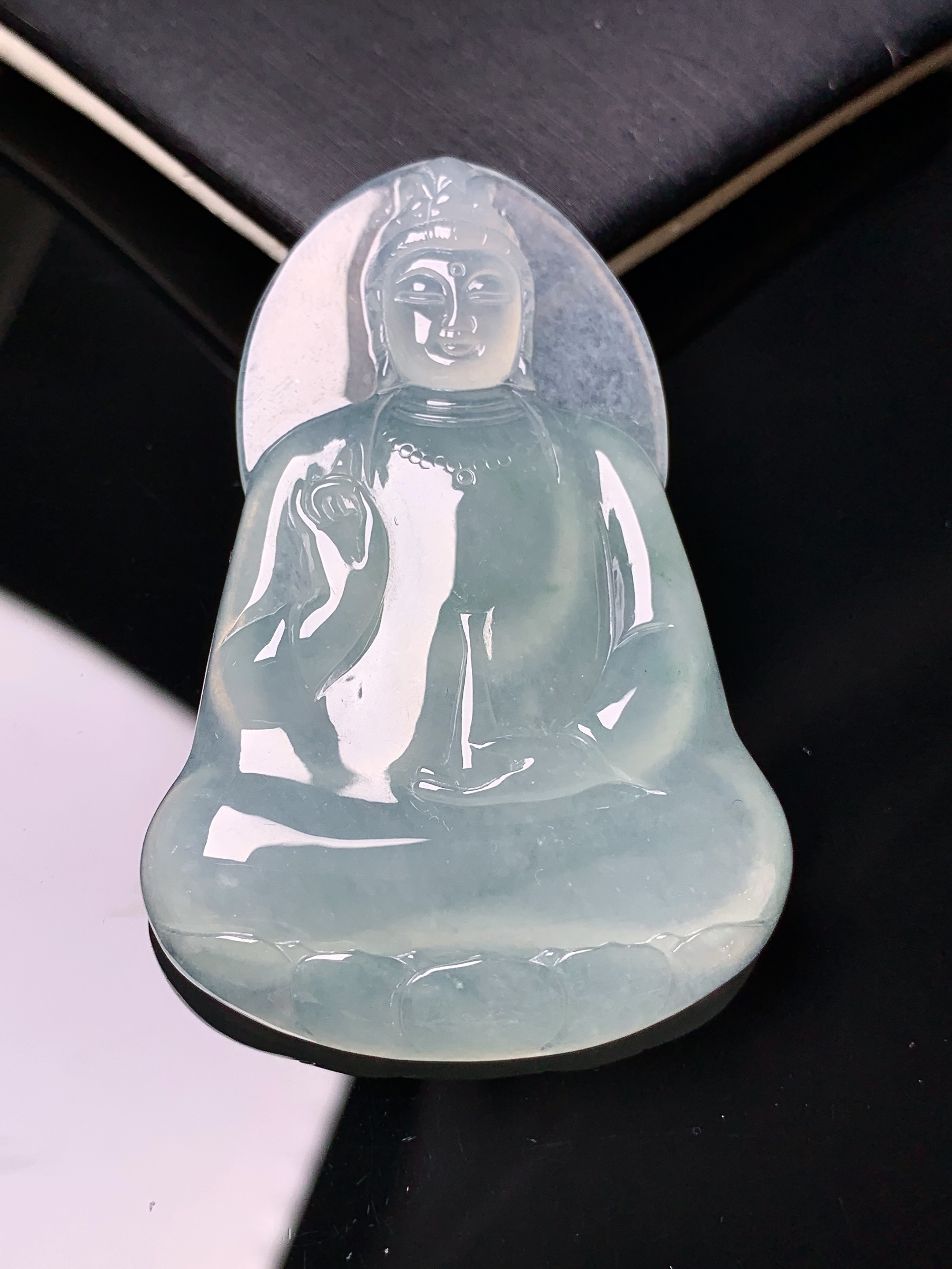 冰种观音菩萨吊坠 玉质细腻 色泽艳丽清新 水润亮眼 整体尺寸54.8*37.3*5.8