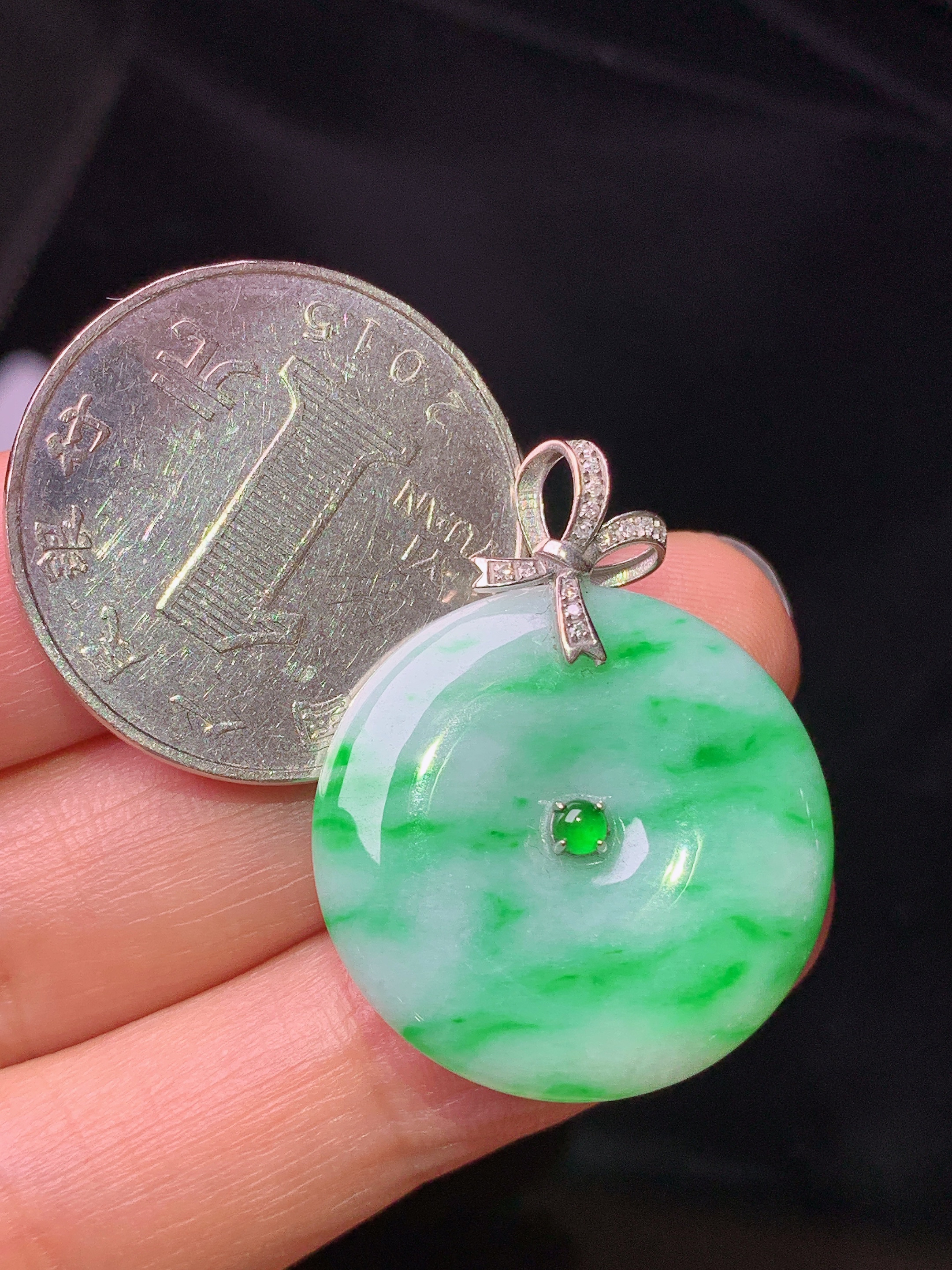 18k金钻镶嵌翠绿平安扣吊坠 玉质细腻 色泽艳丽清新 水润亮眼 整体尺寸30.8*23.8*4.3a2