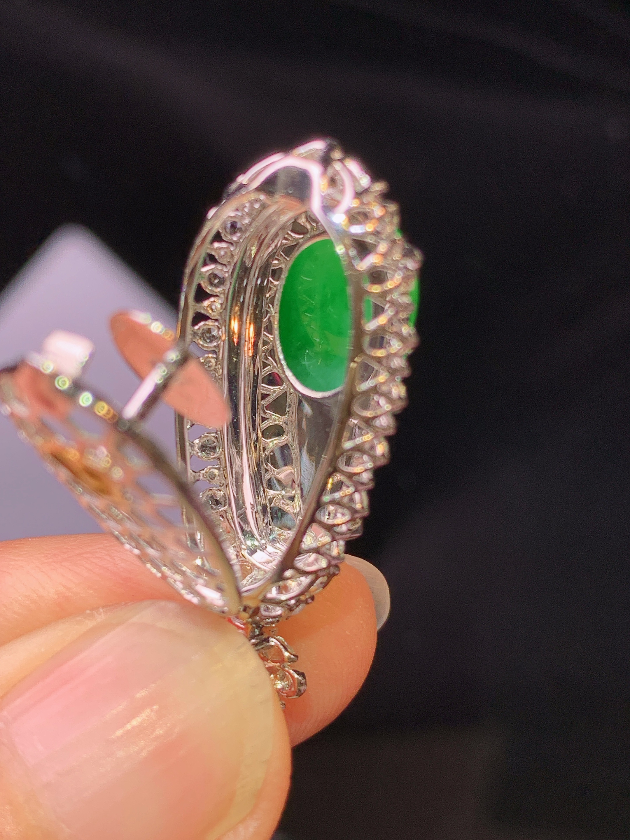 18k金钻镶嵌满绿四季豆吊坠 玉质细腻 色泽艳丽清新 水润亮眼 整体尺寸31.5*13.6*11h2