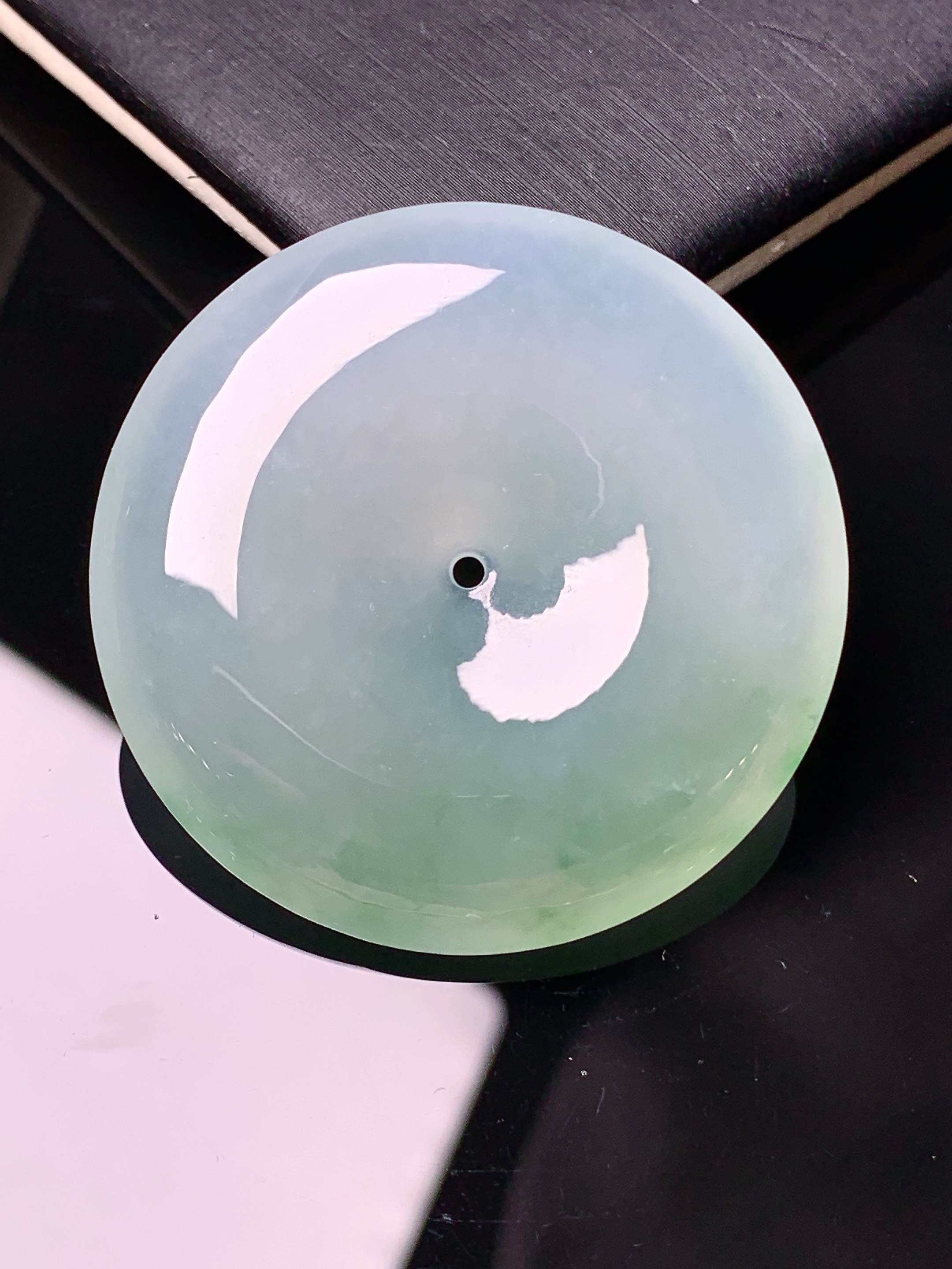 冰种飘绿平安扣吊坠 玉质细腻 色泽艳丽清新 水润亮眼 整体尺寸38.8*7.2a2