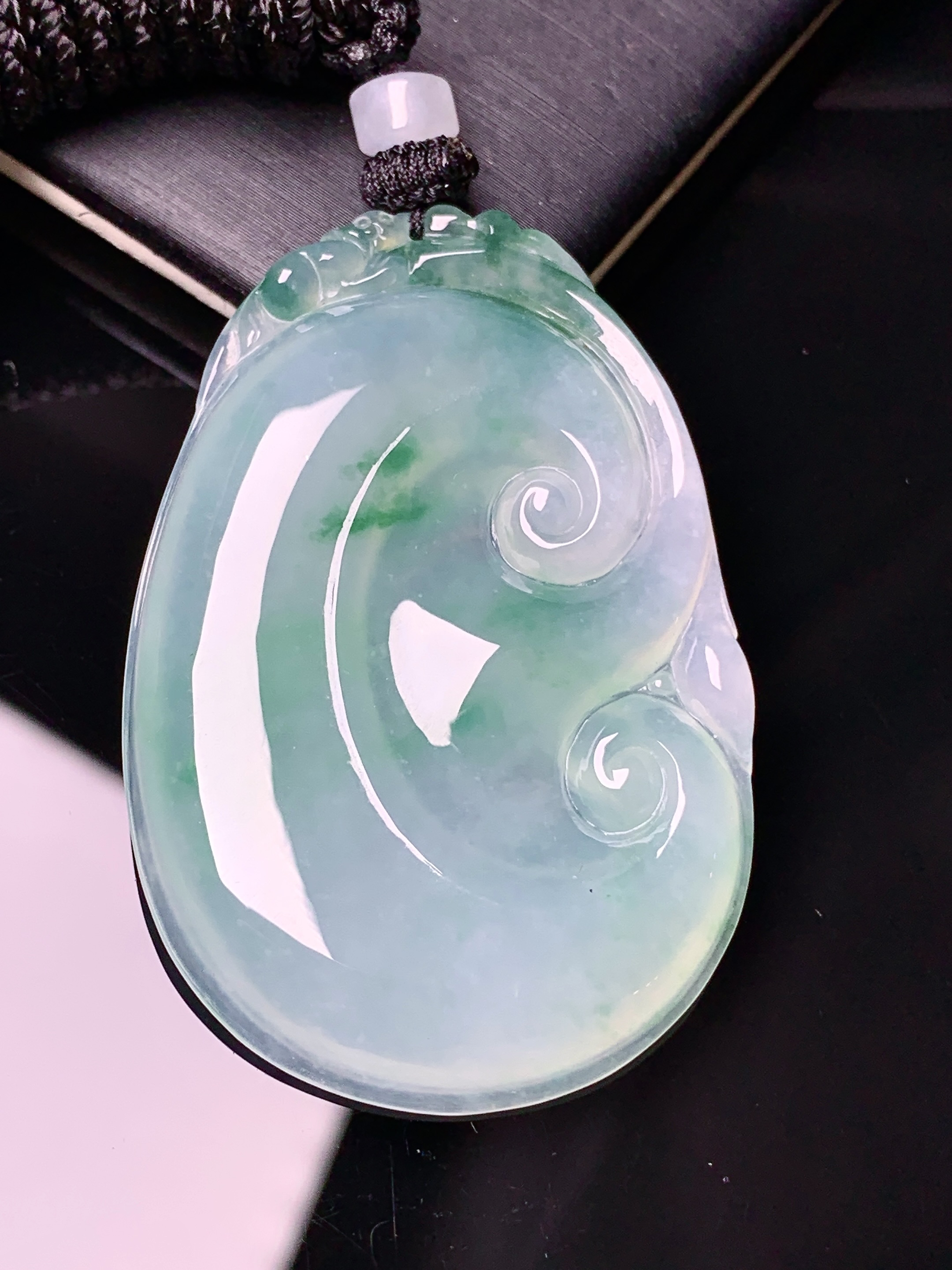 冰种飘绿如意吊坠 玉质细腻 色泽艳丽清新 水润亮眼 整体尺寸48*31.8*4.6x1