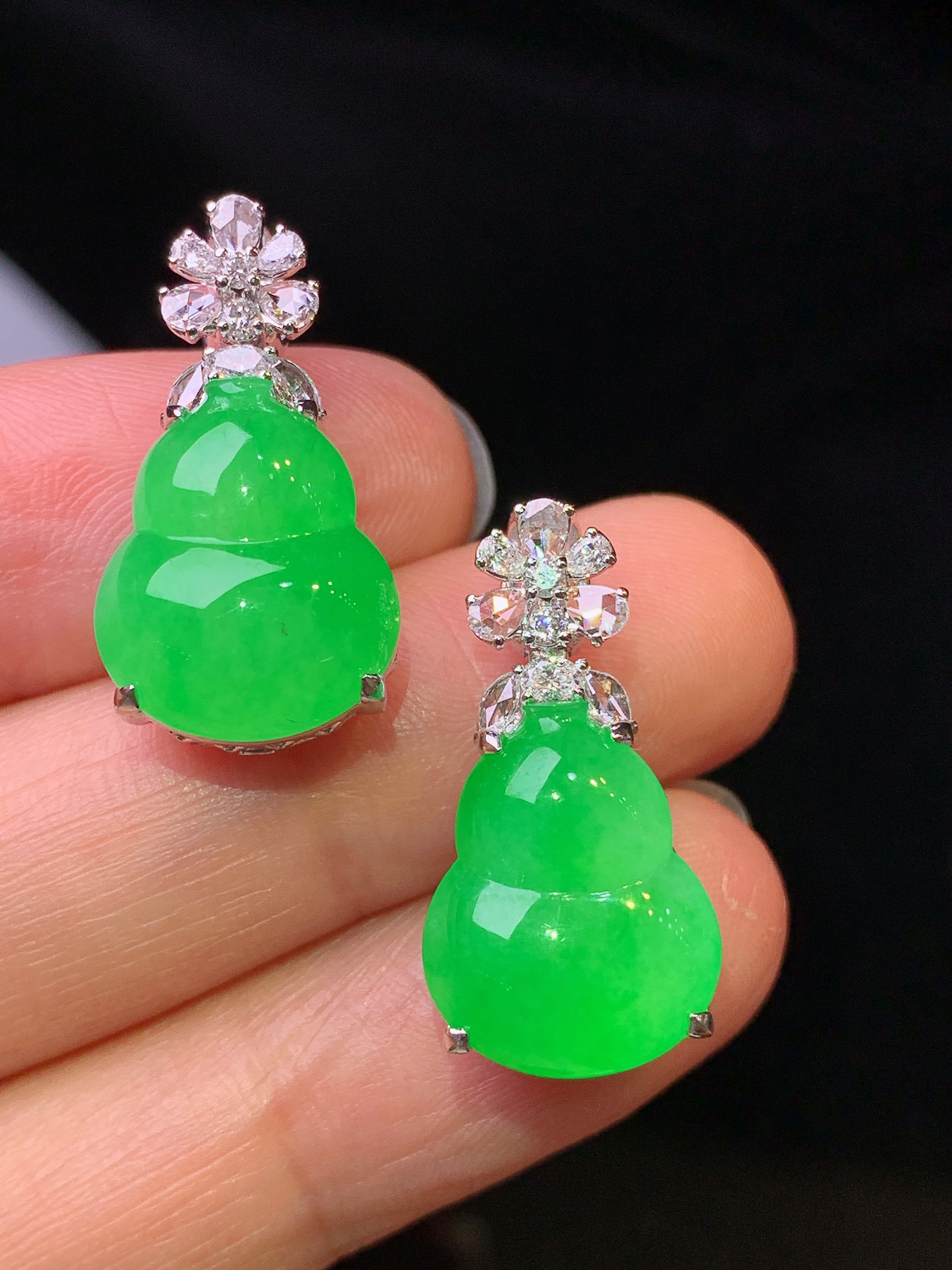 18k金钻镶嵌翠绿葫芦耳坠吊坠两用款 玉质细腻 色泽艳丽清新 水润亮眼 整体尺寸38.6*11.8*9.3h2