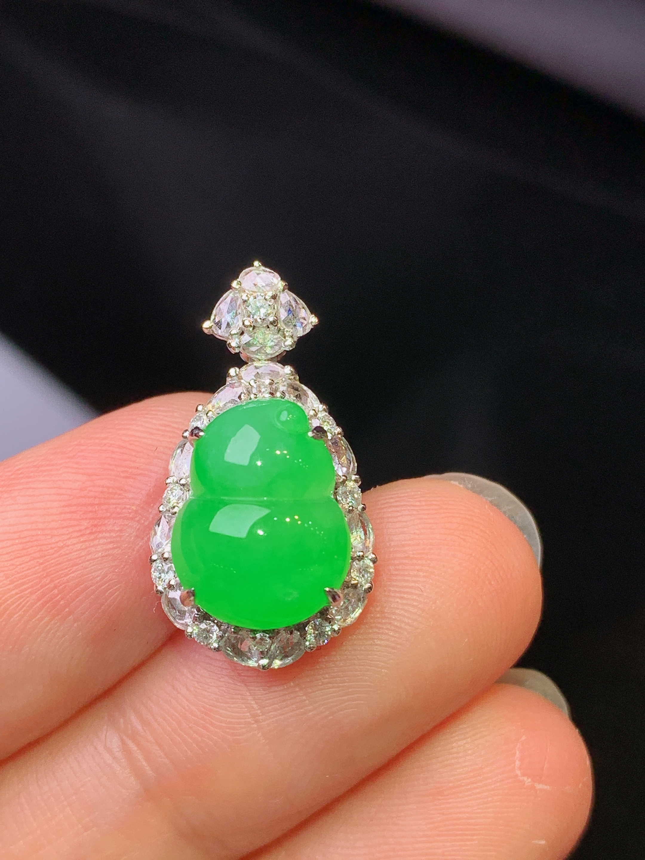 18k金钻镶嵌翠绿葫芦吊坠 玉质细腻 色泽艳丽清新 水润亮眼 整体尺寸21.8*12*10.5g1