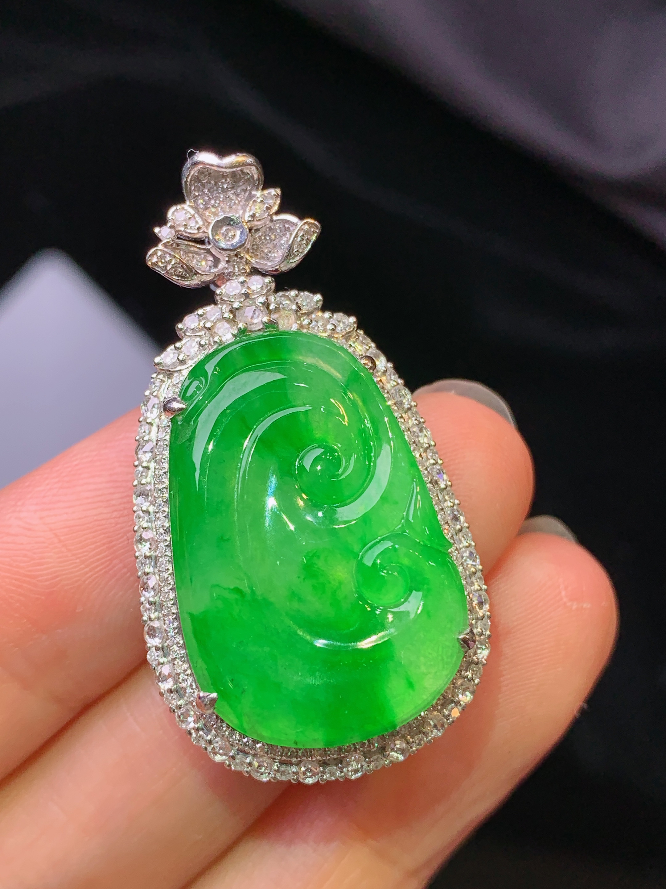 18k金钻镶嵌翠绿如意吊坠 玉质细腻 色泽艳丽清新 水润亮眼 整体尺寸38.8*21*7.8c2