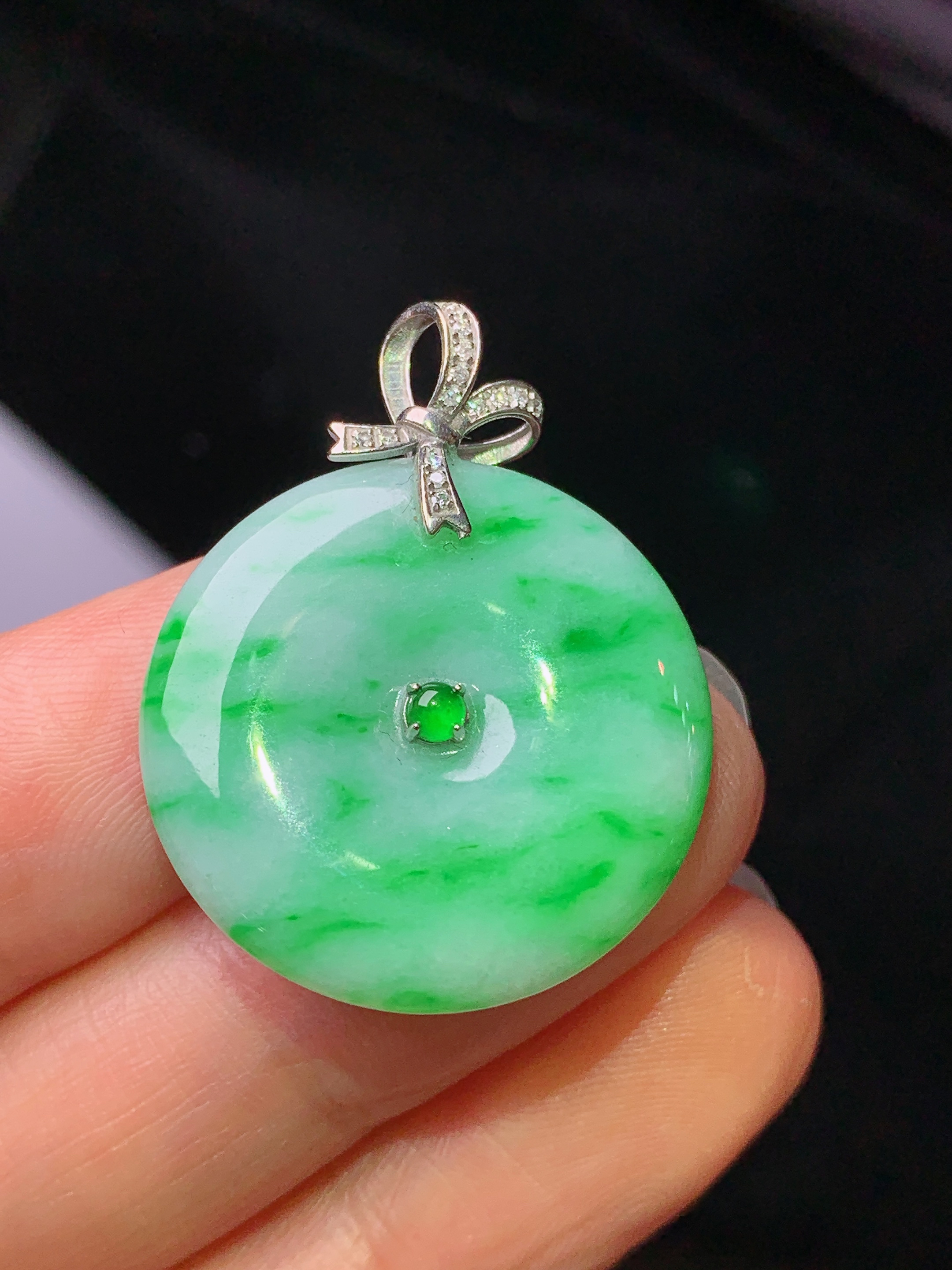 18k金钻镶嵌翠绿平安扣吊坠 玉质细腻 色泽艳丽清新 水润亮眼 整体尺寸30.8*23.8*4.3a