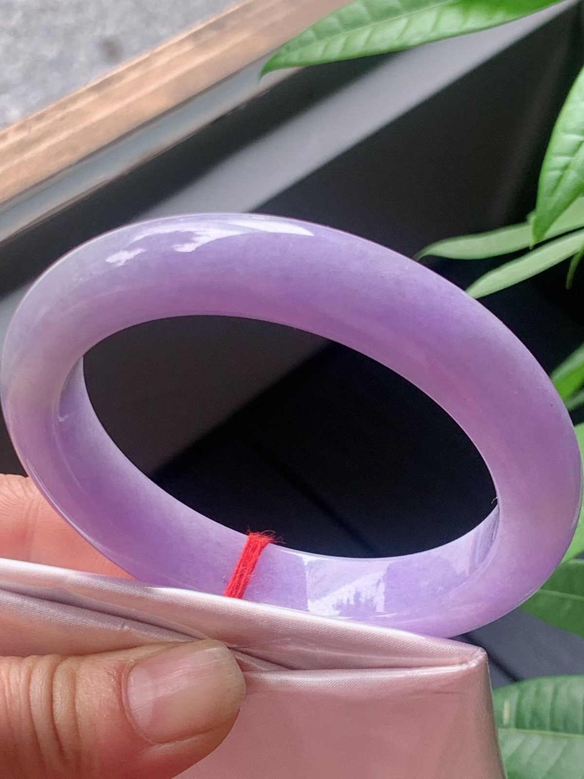 【翡翠名称】老坑种紫罗兰正圈口翡翠手镯
【翡翠尺寸】59.5/12.5/10.5mm适合58.5-60.6正圈口佩戴
【翡翠描述】宝贝种老水足，玉质细腻，色泽靓丽，性价比高，佩戴效果好！
【其它赠送】权威证书/精美挂绳盒子/支持全国复检