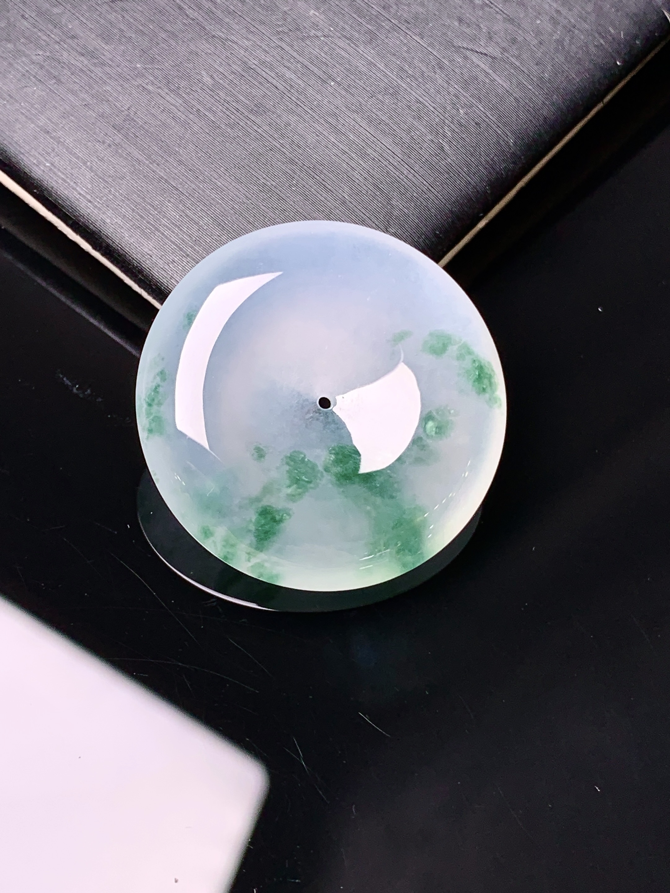 冰种飘绿平安扣吊坠 玉质细腻 色泽艳丽清新 水润亮眼 整体尺寸26.5*6x1