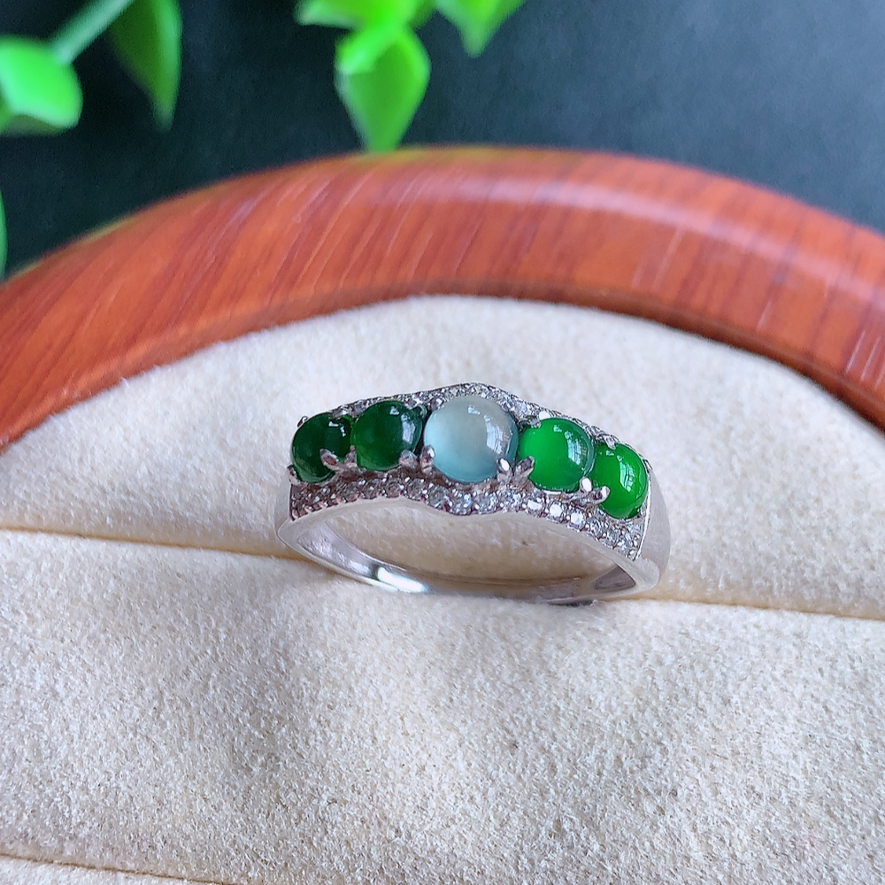 冰精美环形翡翠戒指  玉质细腻  冰清玉润  飘花灵动  颜色漂亮  W502.18   内径尺寸：18-7.3-3.8mm  裸石尺寸：4.5mm