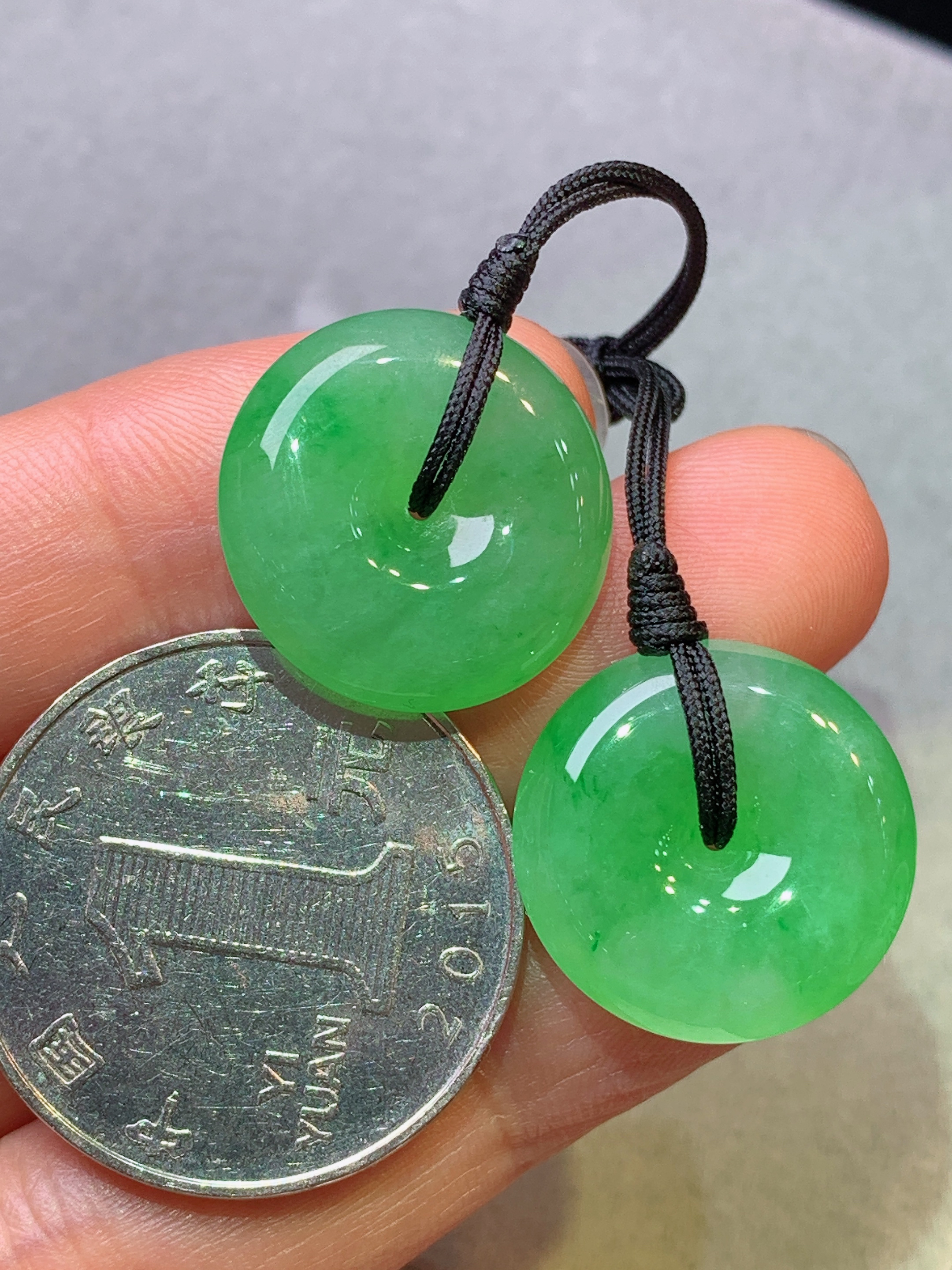 翠绿平安扣吊坠 玉质细腻 色泽艳丽清新 水润亮眼 整体尺寸18*5.5g1