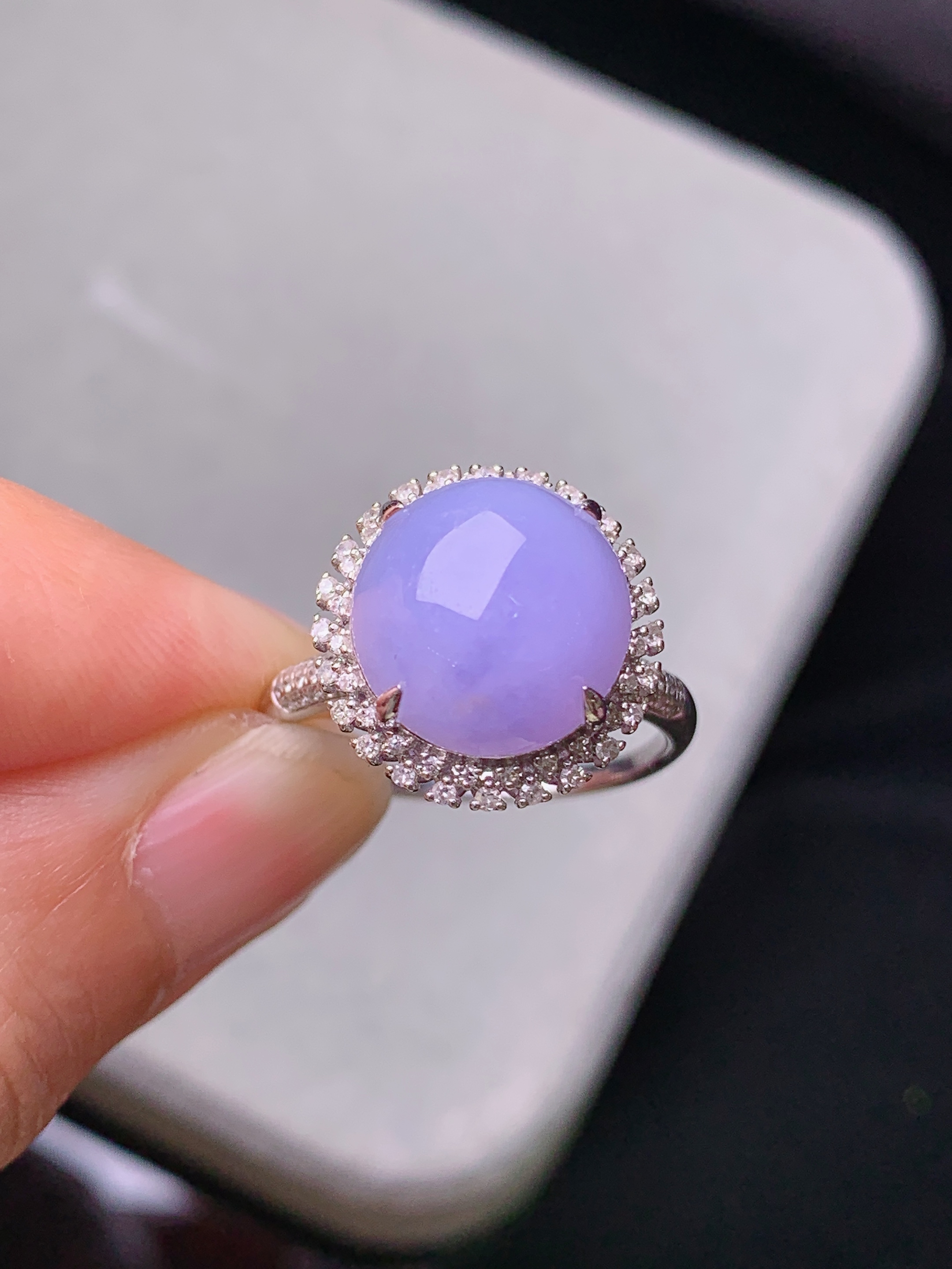 18k金钻镶嵌紫罗兰蛋面戒指 玉质细腻 色泽艳丽清新 水润亮眼 圈口13 整体尺寸14.6*14*1