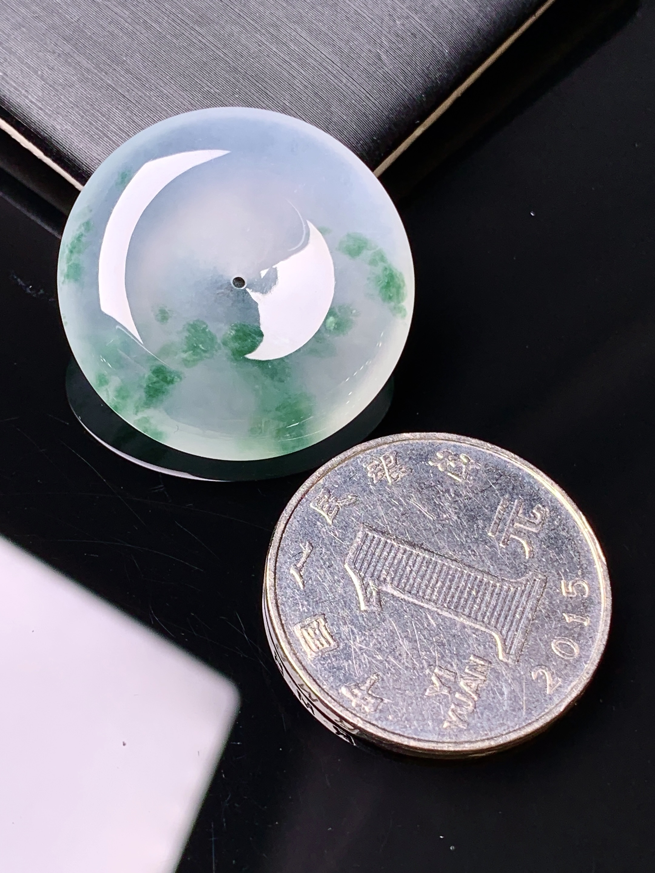 冰种飘绿平安扣吊坠 玉质细腻 色泽艳丽清新 水润亮眼 整体尺寸26.5*6x1