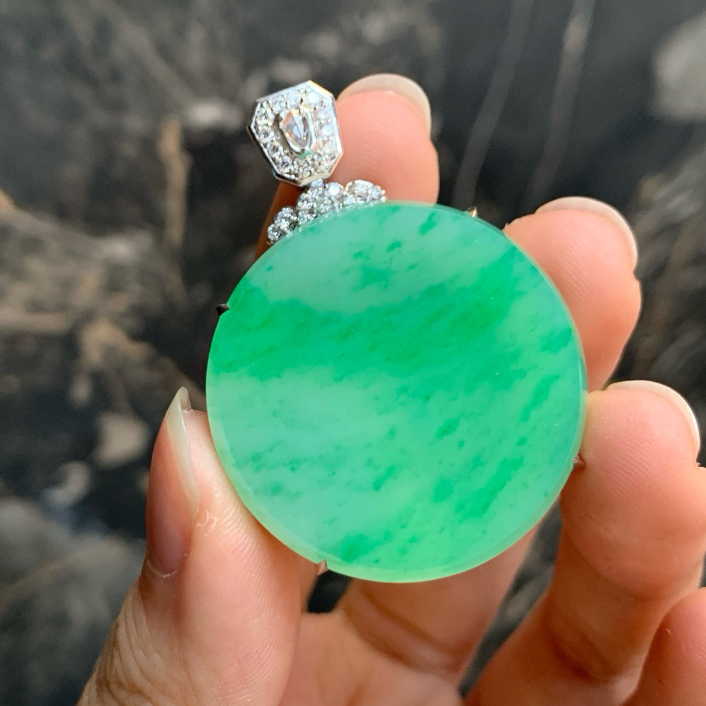 冰糯种带色圆牌吊坠 尺寸43.7-32-7毫米