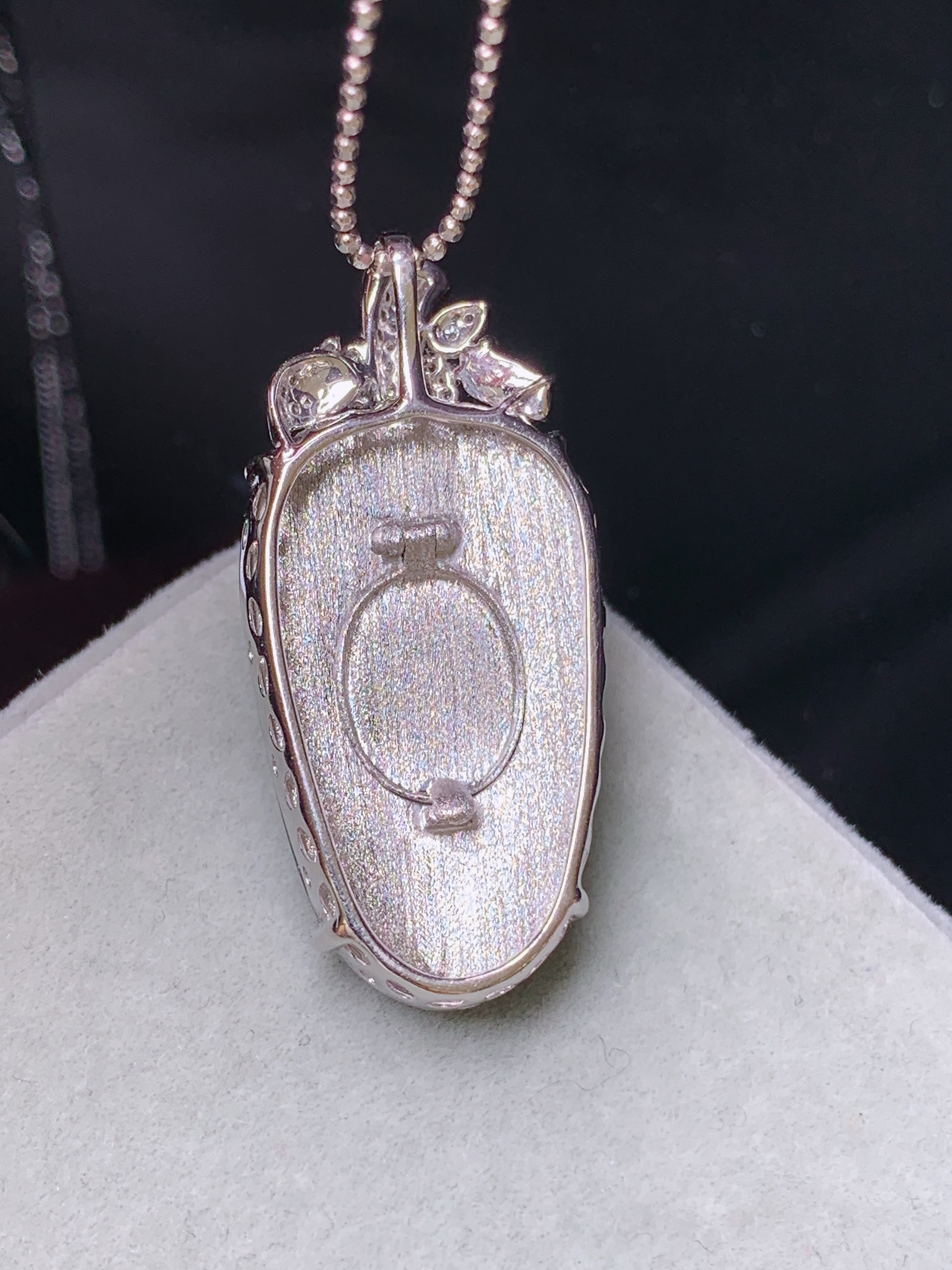 18k金钻镶嵌冰种树叶吊坠 玉质细腻 色泽艳丽清新 水润亮眼 整体尺寸30*14*6.5y4