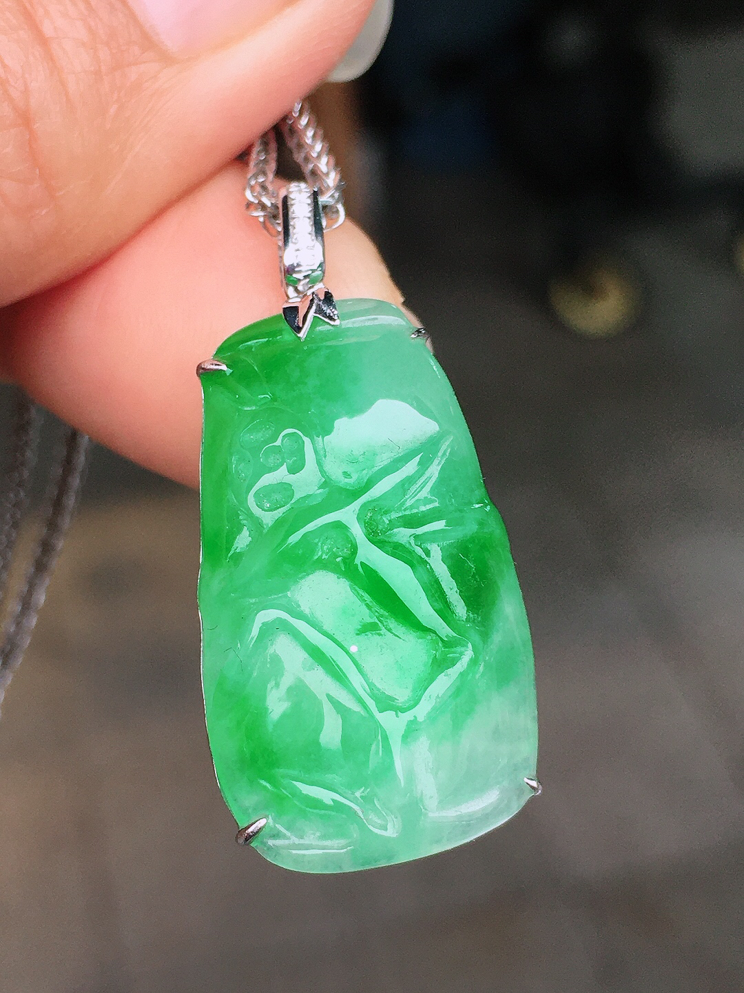 阳绿【节节高升】吊坠，色泽艳丽，玉质细腻，荧光感超
强，饱满圆润，尽显优雅气质，18k
金豪华镶嵌