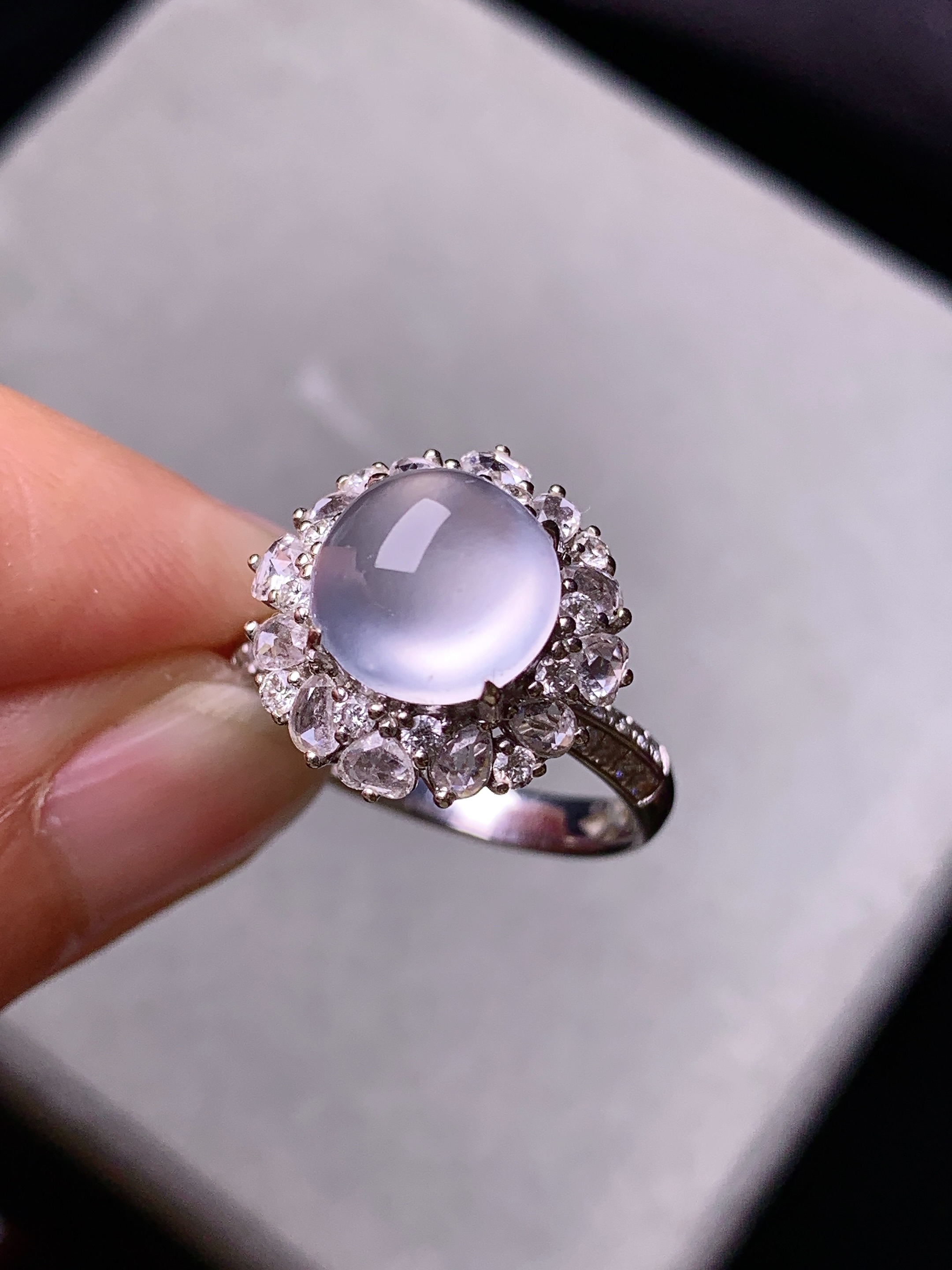 18k金钻镶嵌冰种蛋面戒指 玉质细腻 色泽艳丽清新 水润亮眼 圈口13.5 整体尺寸15.3*13a1