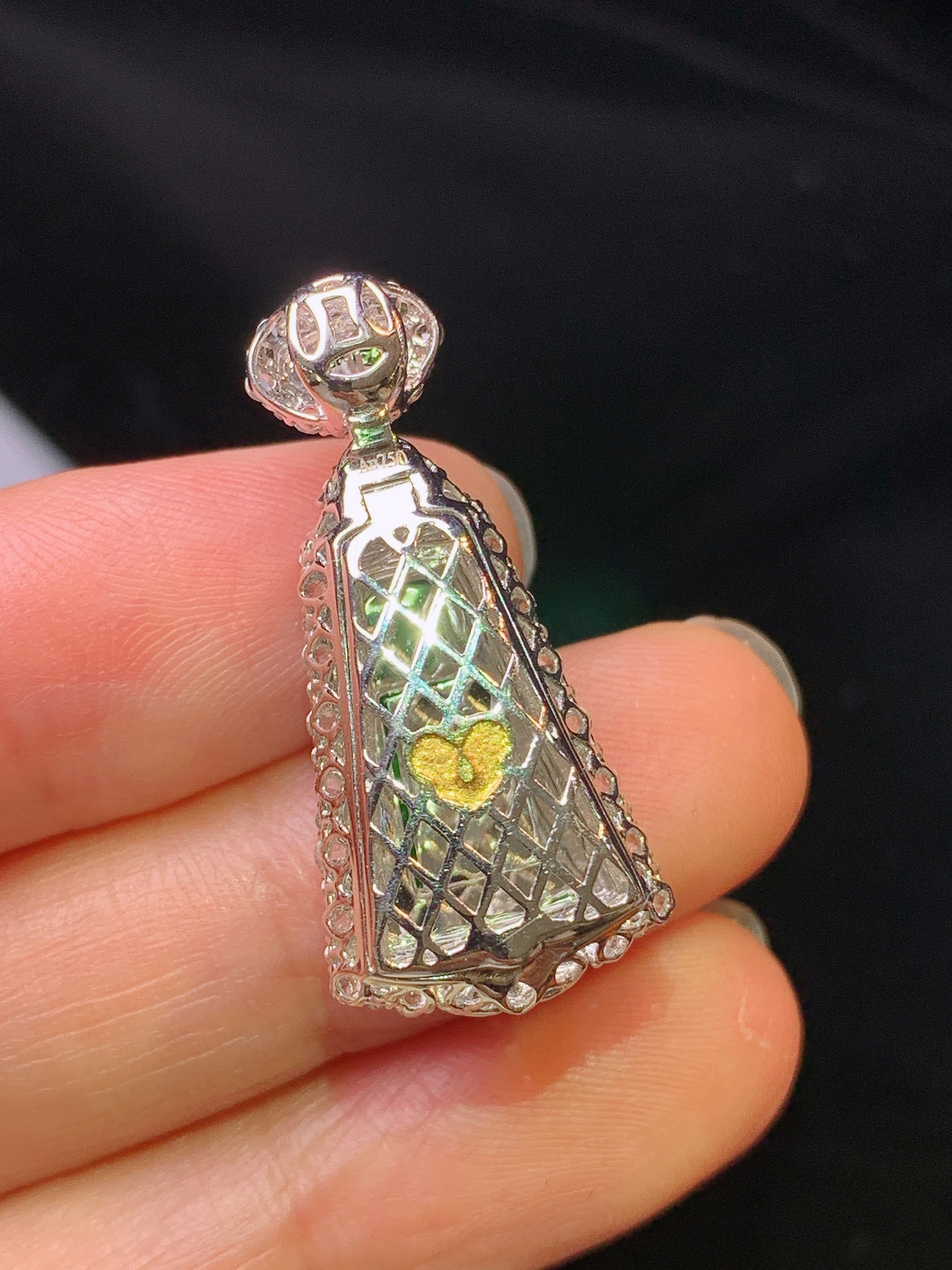 18k金钻镶嵌满绿无事牌吊坠 玉质细腻 色泽艳丽清新 水润亮眼 整体尺寸30.2*14*9.5h2