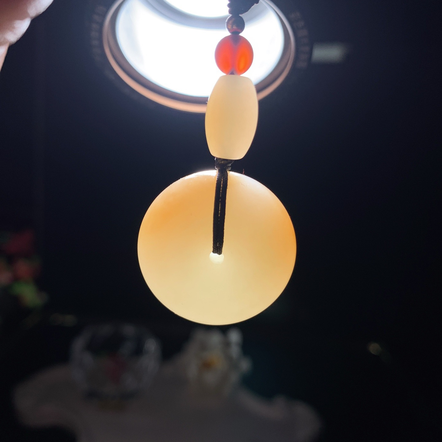 新疆和田玉白玉且末糖平安扣挂件 尺寸26/12重19克。玉质细腻油润。手推出油。佩戴高端典雅。lt260319