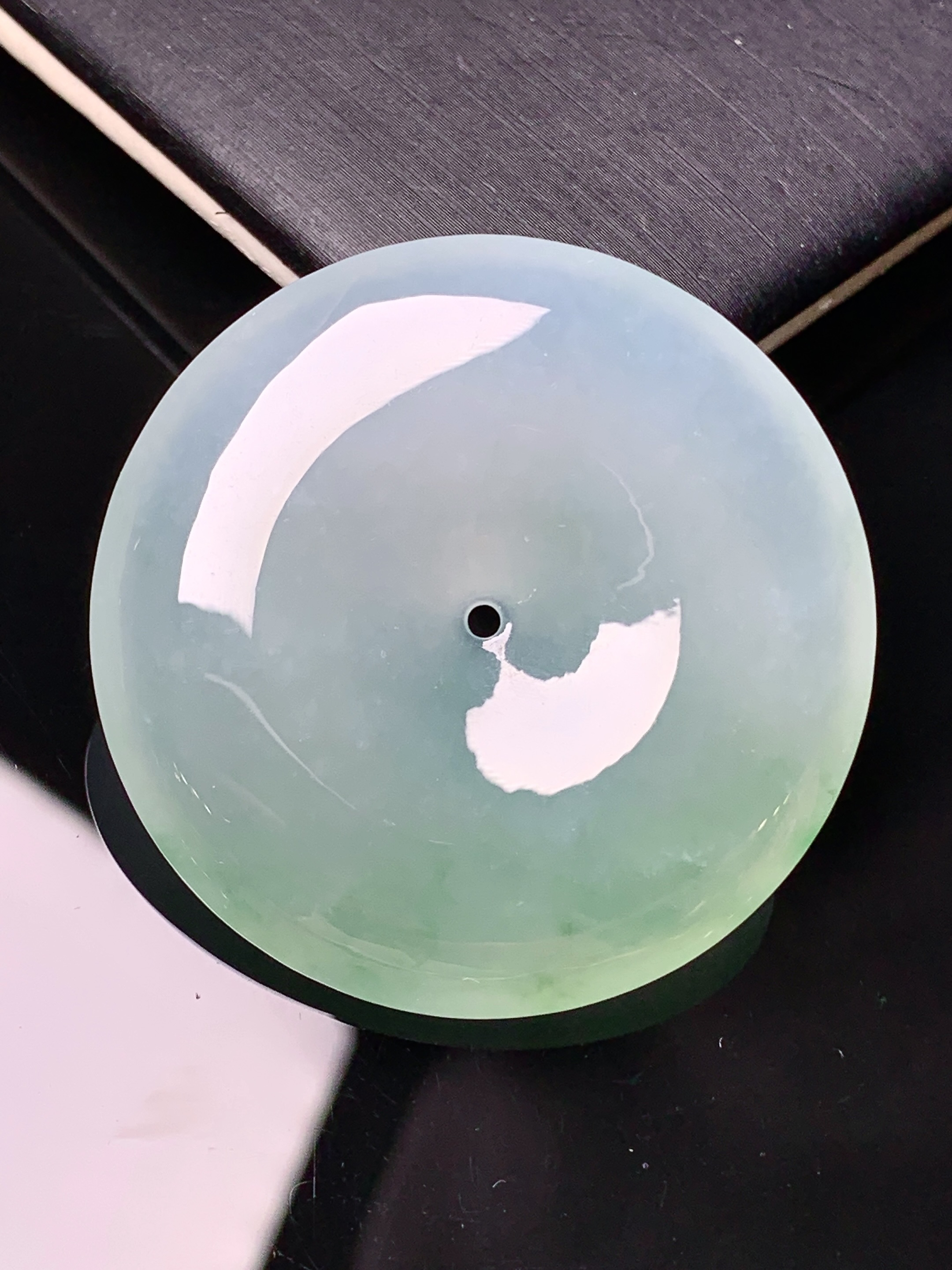 冰种飘绿平安扣吊坠 玉质细腻 色泽艳丽清新 水润亮眼 整体尺寸38.8*7.2a2