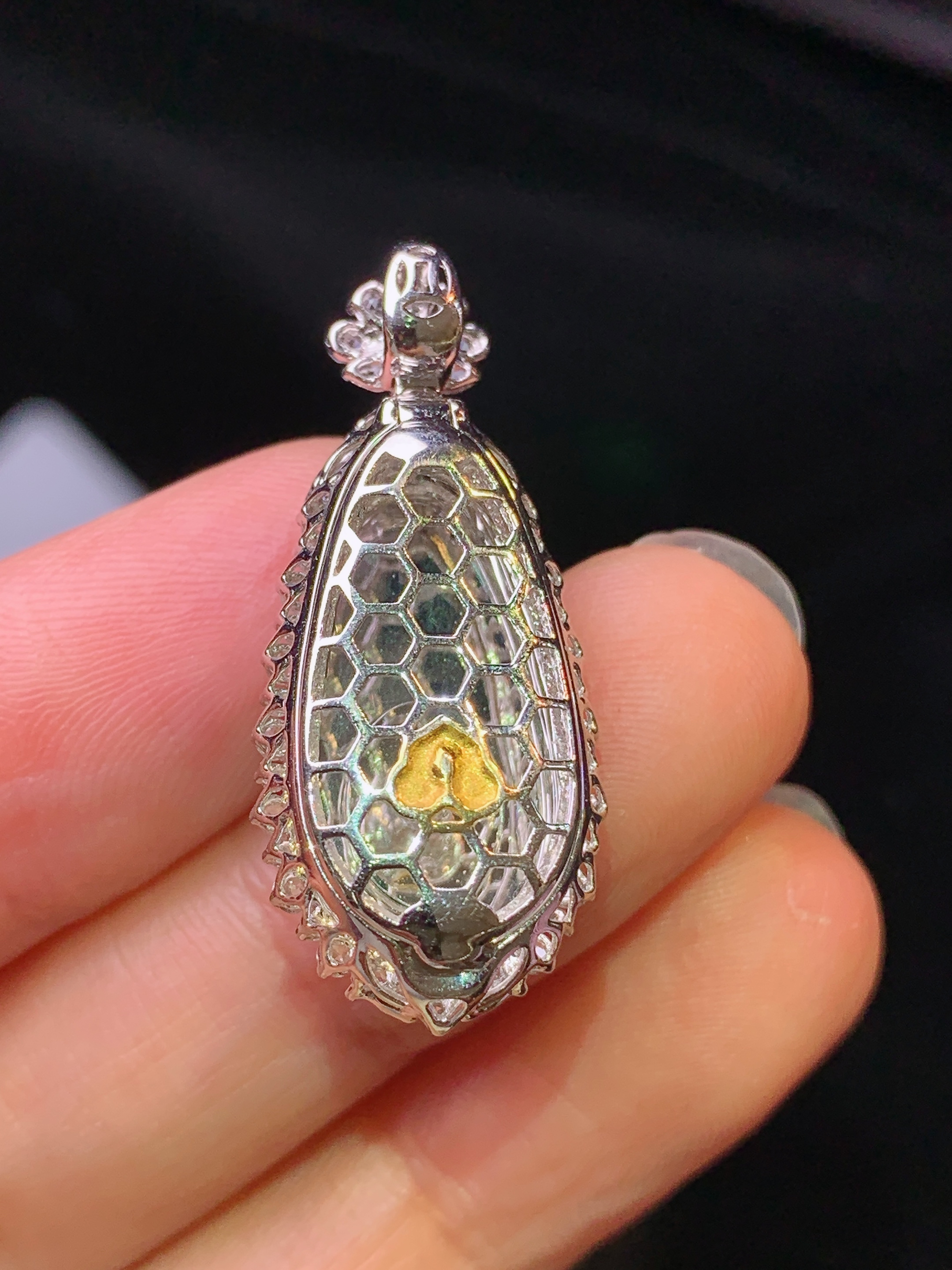 18k金钻镶嵌满绿四季豆吊坠 玉质细腻 色泽艳丽清新 水润亮眼 整体尺寸31.5*13.6*11h2