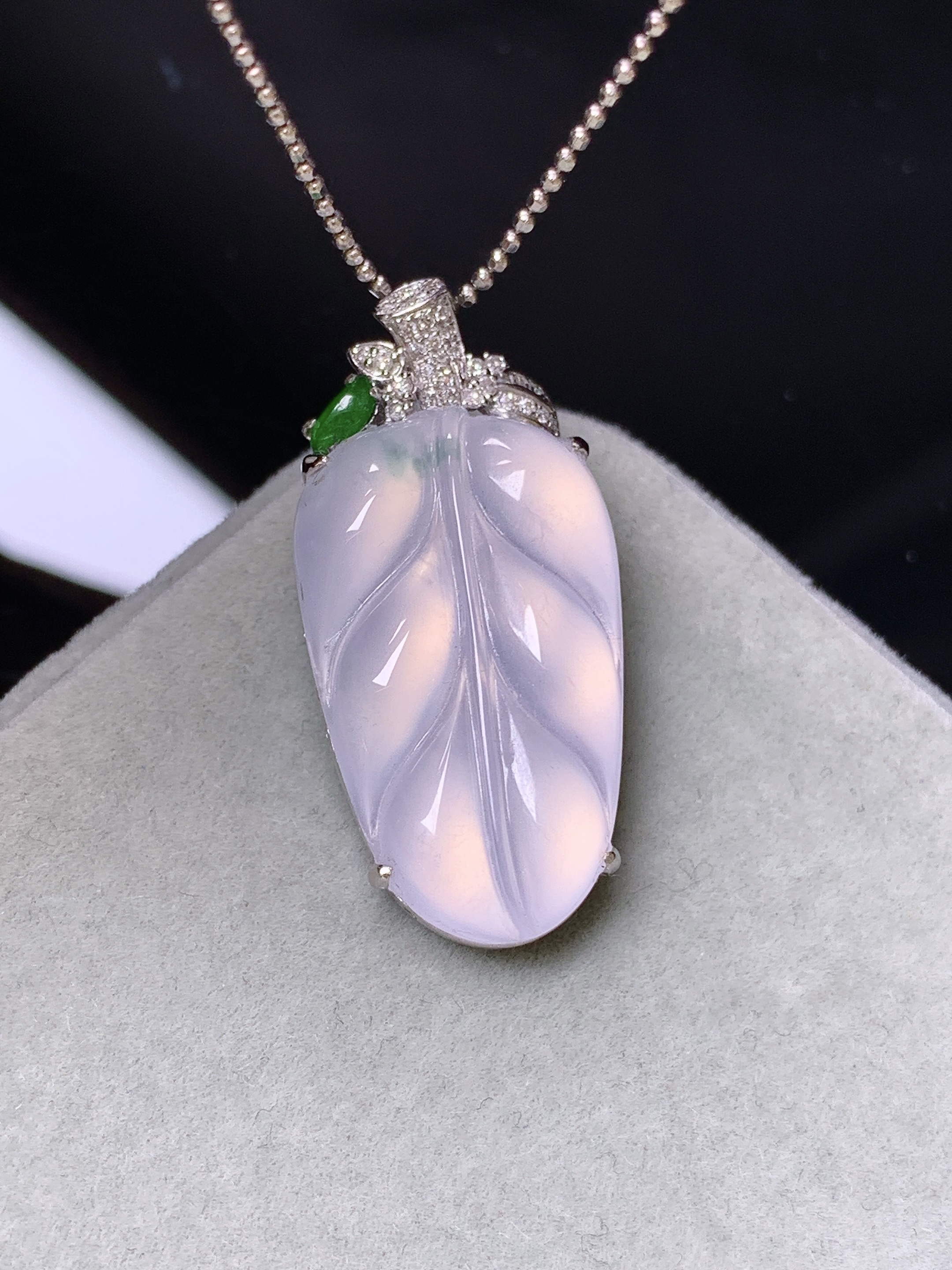 18k金钻镶嵌冰种树叶吊坠 玉质细腻 色泽艳丽清新 水润亮眼 整体尺寸30*14*6.5y4