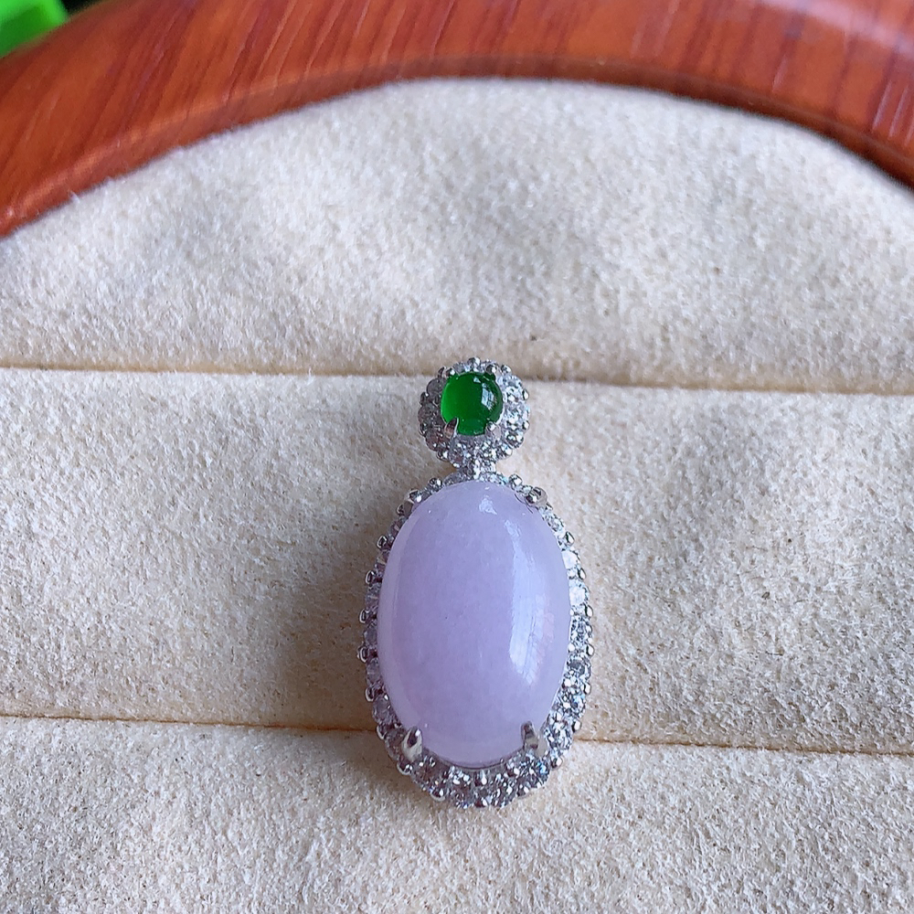 冰润紫罗兰蛋面翡翠吊坠，质地细腻，清秀高雅，饱满圆润  款式大方经典，颜色鲜艳，沁人心脾，高质量精品   W502.18  整体尺寸：21.5-11-8.3mm   裸石尺寸：12.8-8.8mm