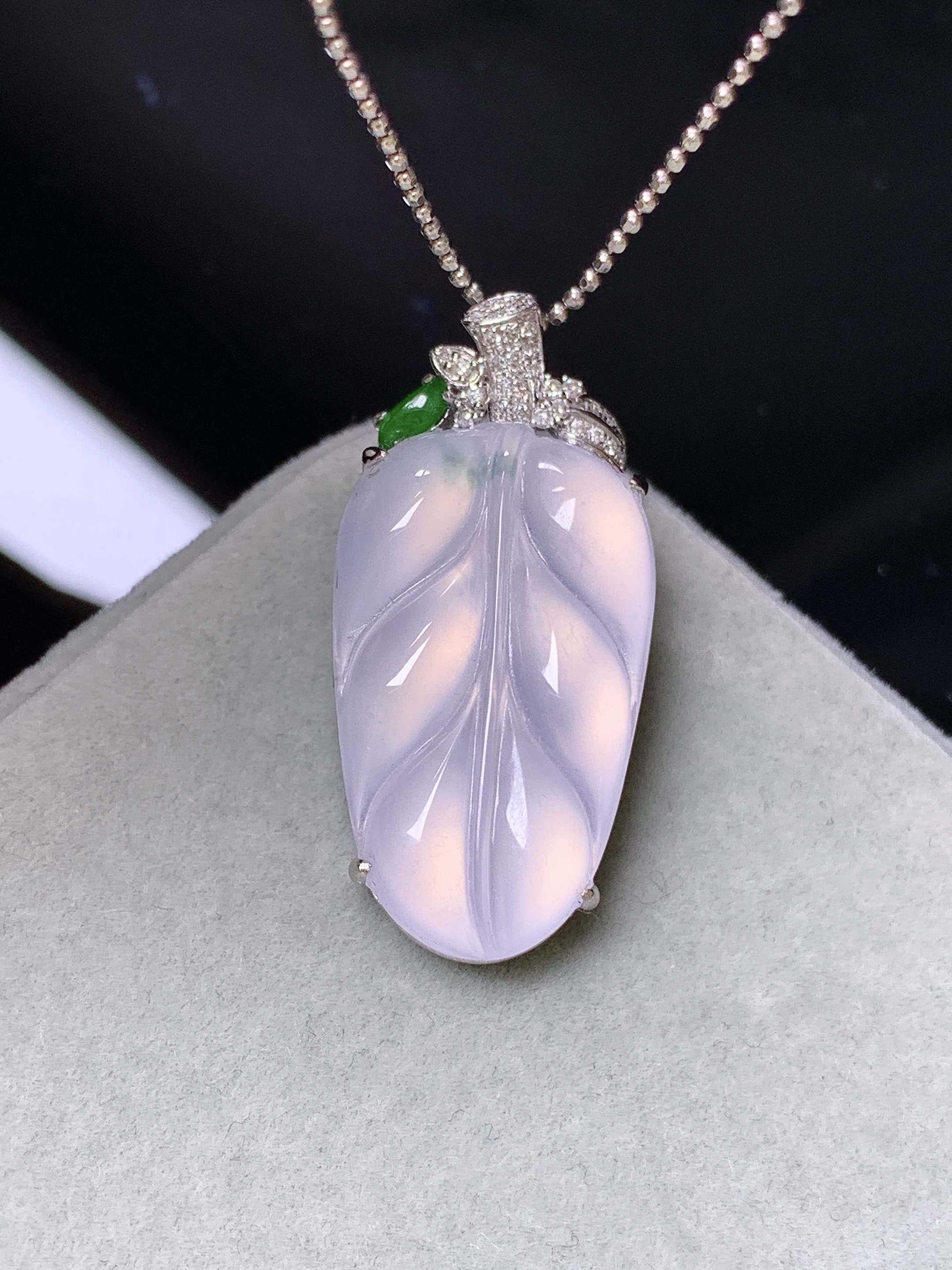 18k金钻镶嵌冰种树叶吊坠 玉质细腻 色泽艳丽清新 水润亮眼 整体尺寸30*14*6.5y4