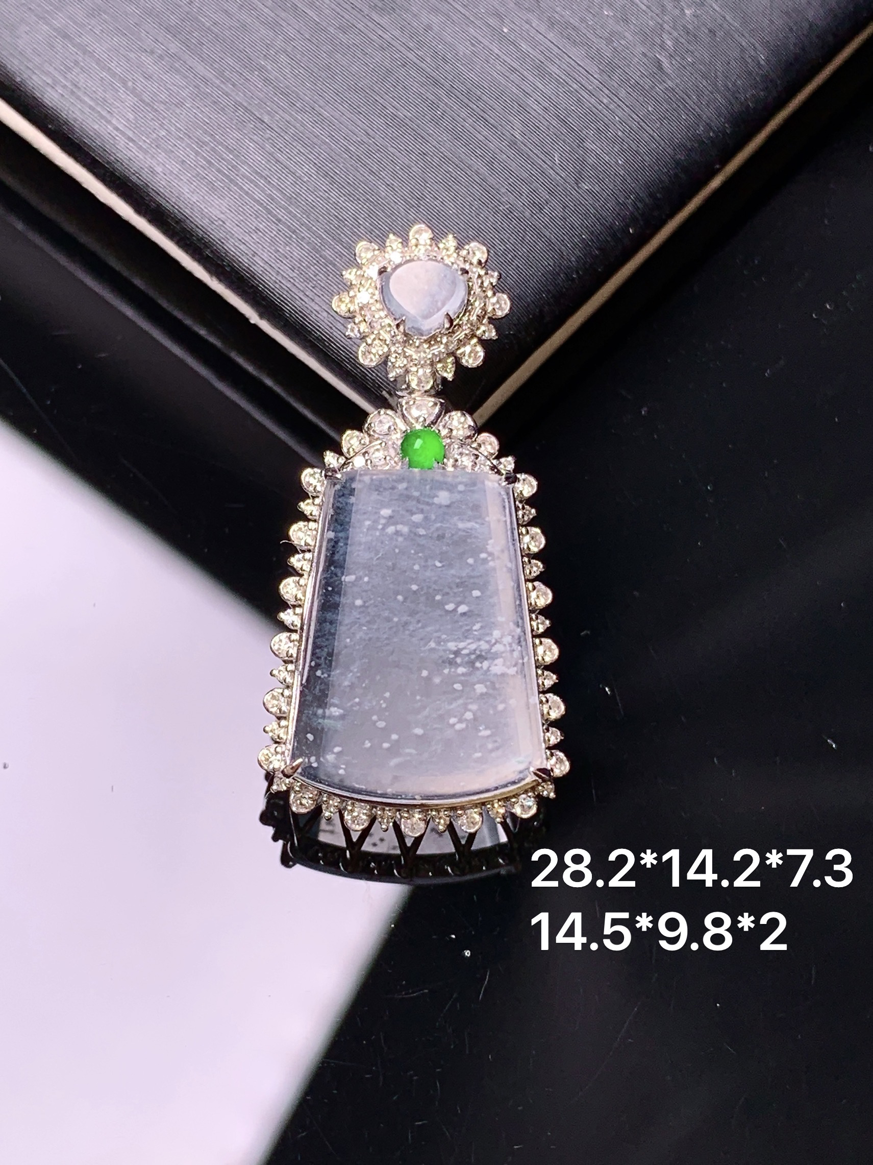 18k金钻镶嵌冰种雪花棉无事牌吊坠 玉质细腻 色泽艳丽清新 水润亮眼 整体尺寸28.2*14.3*7.3y4
