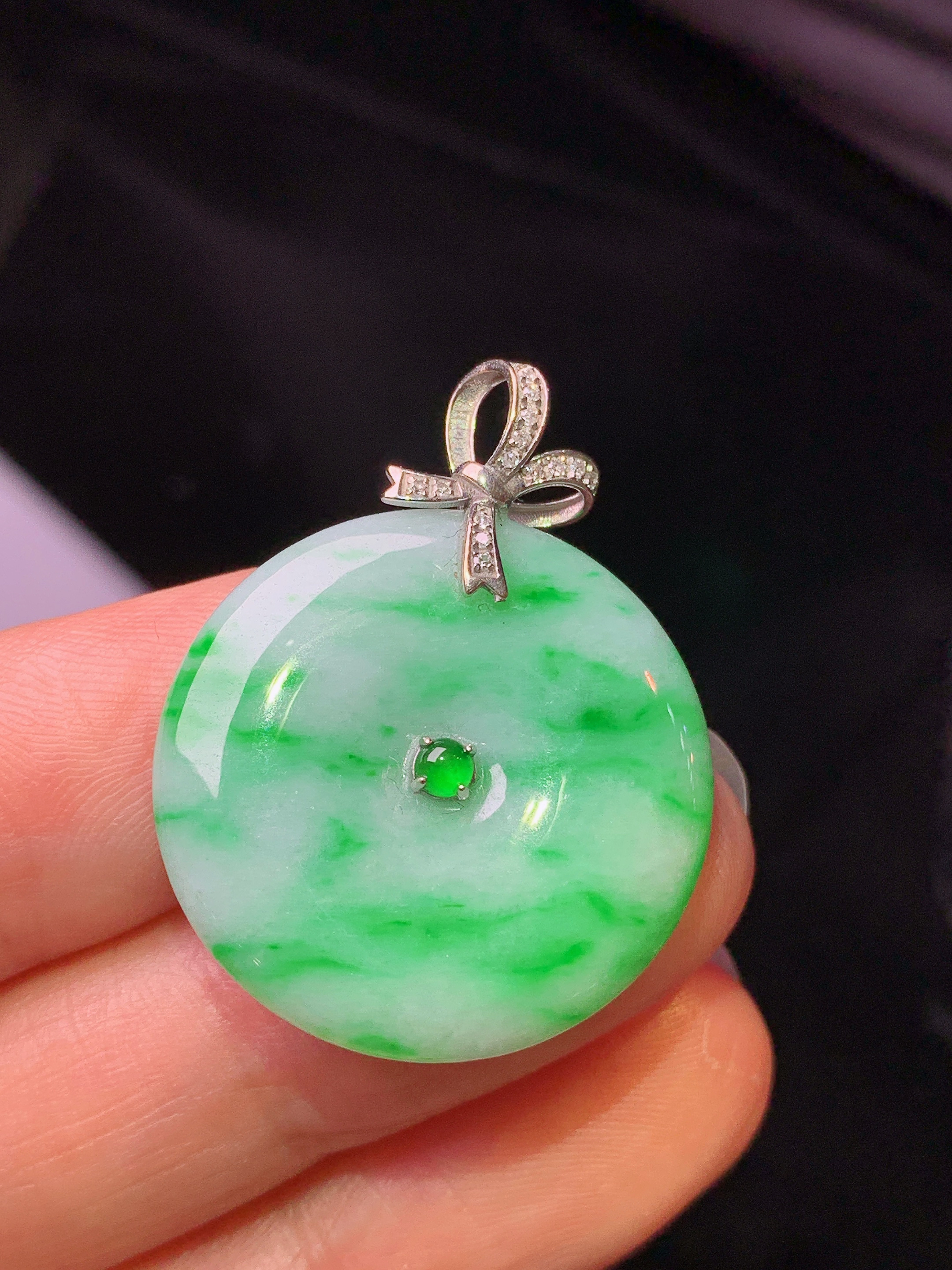 18k金钻镶嵌翠绿平安扣吊坠 玉质细腻 色泽艳丽清新 水润亮眼 整体尺寸30.8*23.8*4.3a2