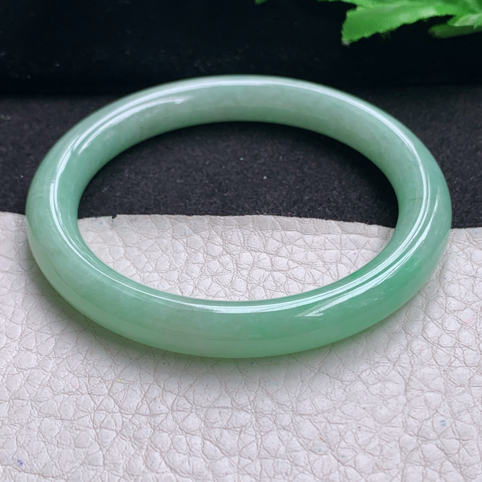 n实拍54*8.4美人镯 天然缅甸翡翠A货手镯细润满绿正圈圆条玉手环