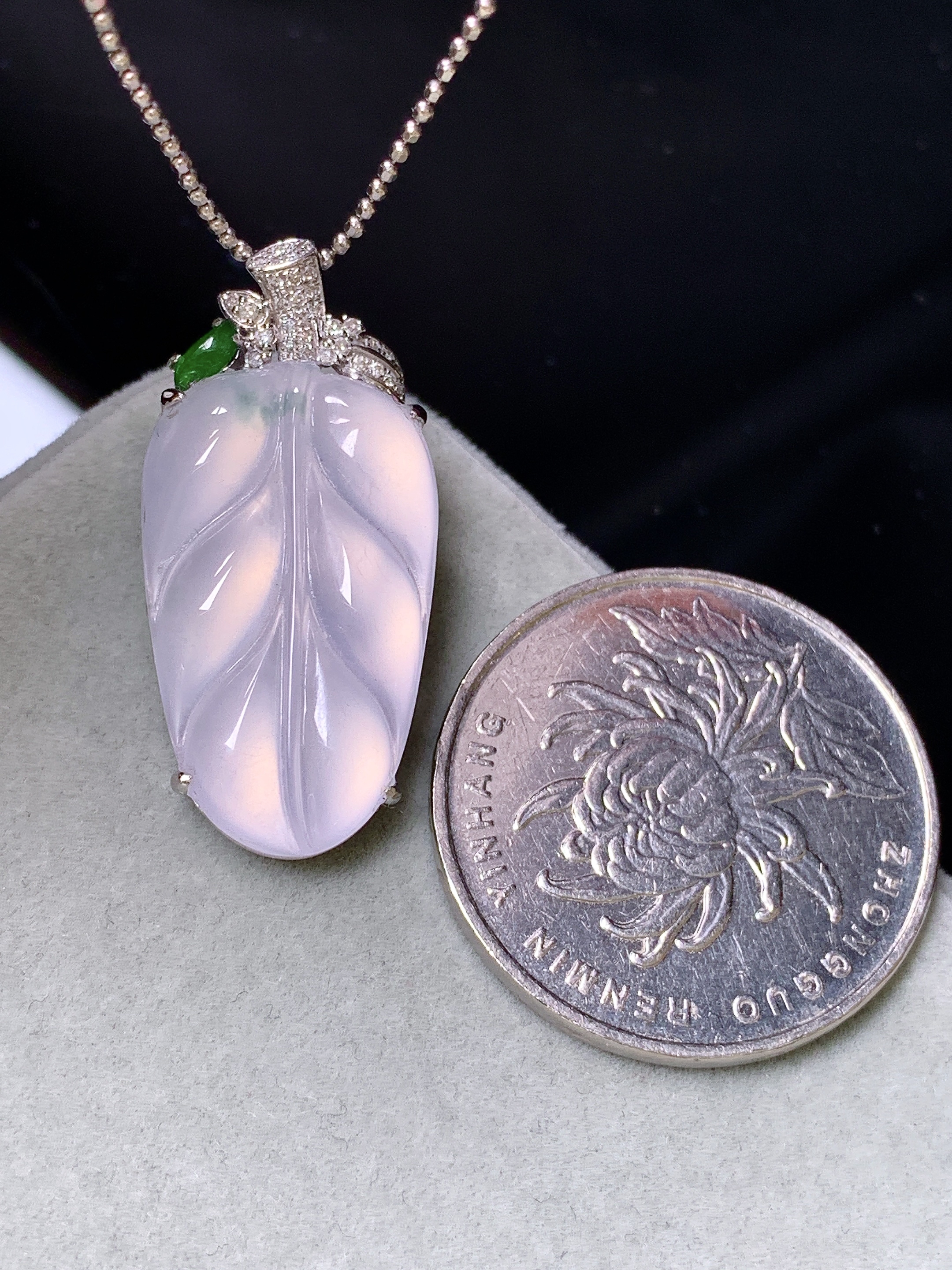 18k金钻镶嵌冰种树叶吊坠 玉质细腻 色泽艳丽清新 水润亮眼 整体尺寸30*14*6.5y4