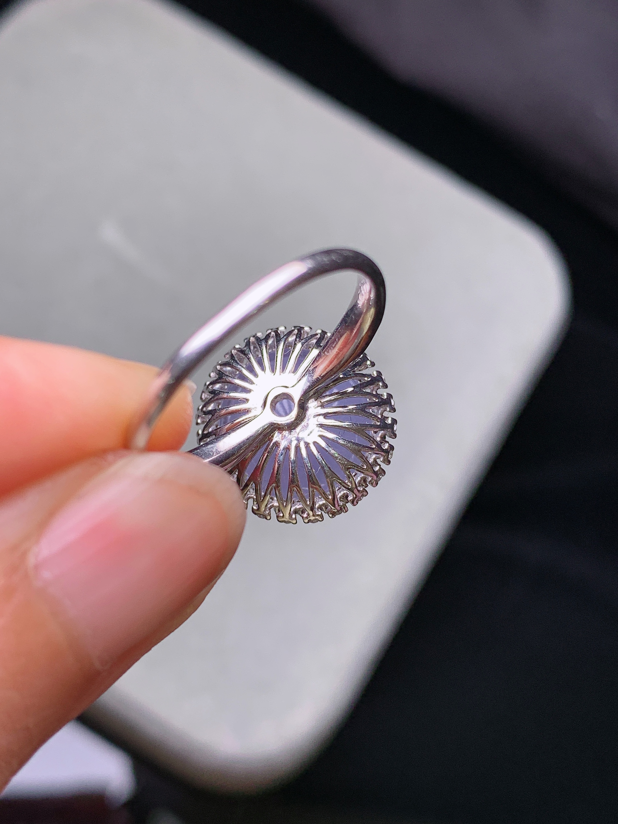 18k金钻镶嵌紫罗兰蛋面戒指 玉质细腻 色泽艳丽清新 水润亮眼 圈口13 整体尺寸14.6*14*11.6c2