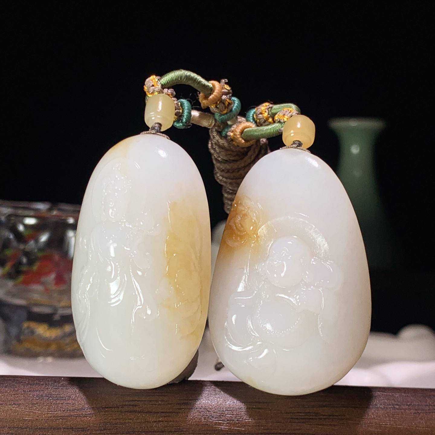 新疆和田玉白玉且末糖观音佛挂件 尺寸46/26/15重68.5克。玉质细腻油润。手推出油。佩戴高端典雅。lt260319