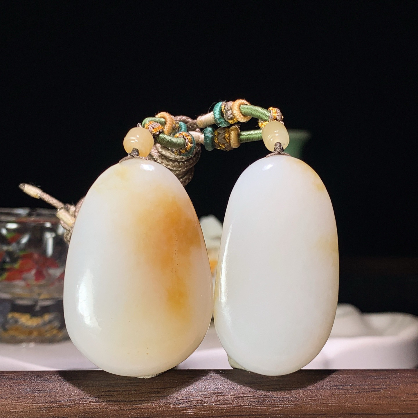 新疆和田玉白玉且末糖观音佛挂件 尺寸46/26/15重68.5克。玉质细腻油润。手推出油。佩戴高端典雅。lt260319