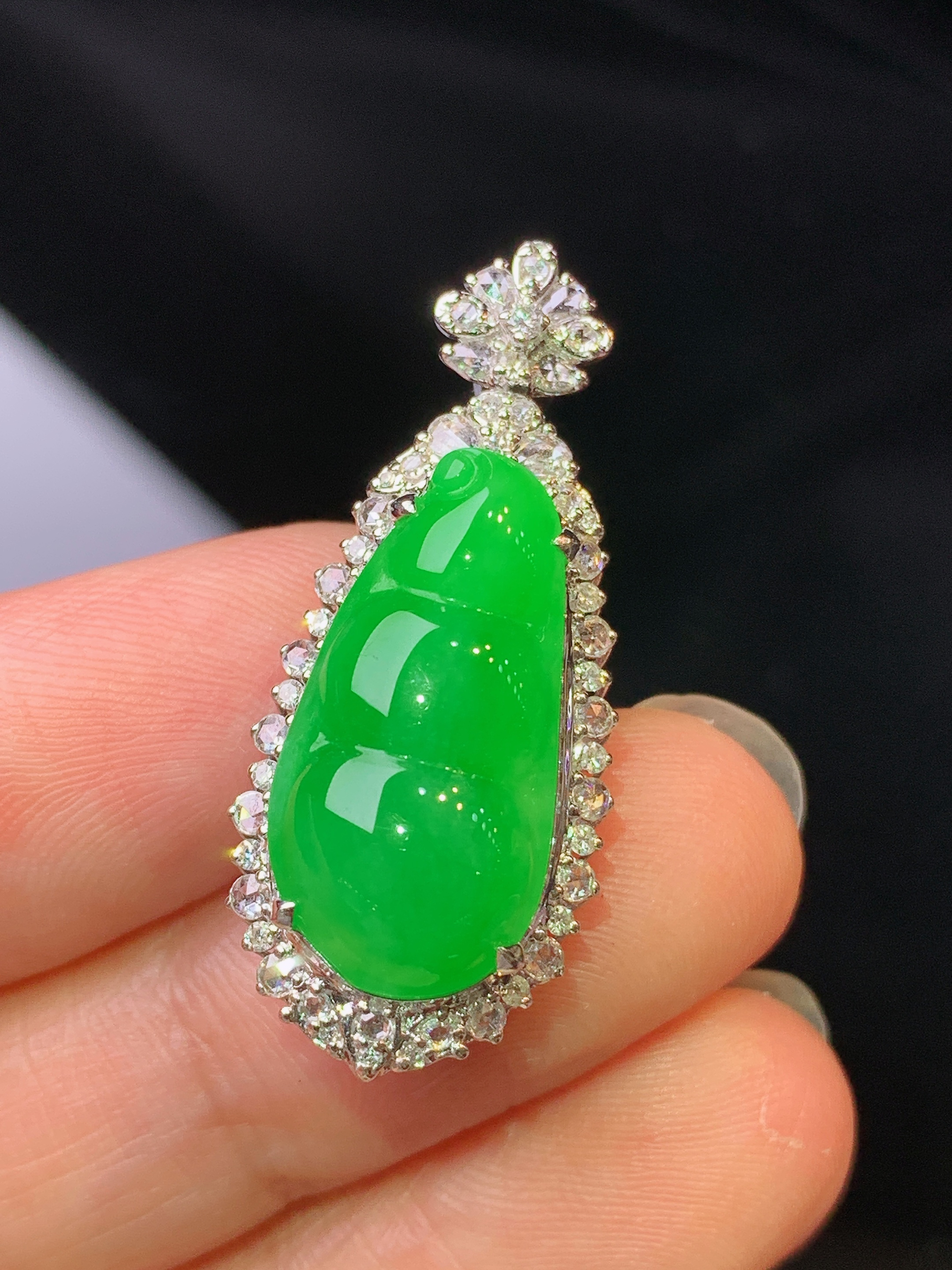 18k金钻镶嵌满绿四季豆吊坠 玉质细腻 色泽艳丽清新 水润亮眼 整体尺寸31.5*13.6*11h2