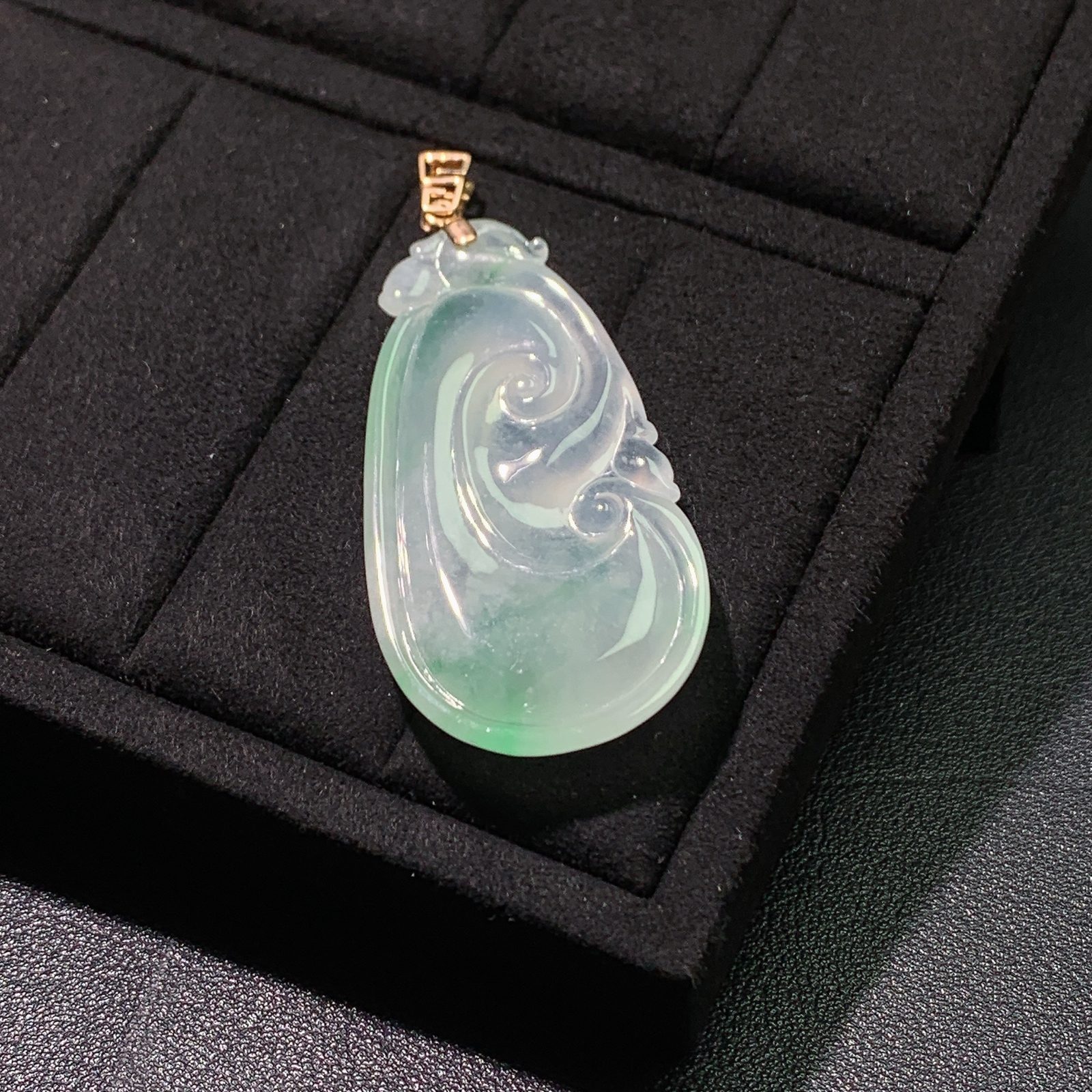 冰润飘绿事事如意吊坠 尺寸51.5-31.9-6.3毫米