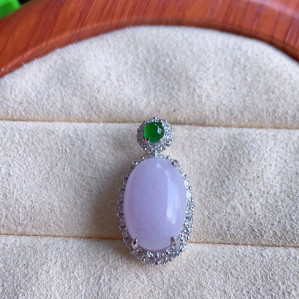 冰润紫罗兰蛋面翡翠吊坠，质地细腻，清秀高雅，饱满圆润  款式大方经典，颜色鲜艳，沁人心脾，高质量精品   W502.18  整体尺寸：21.5-11-8.3mm   裸石尺寸：12.8-8.8mm