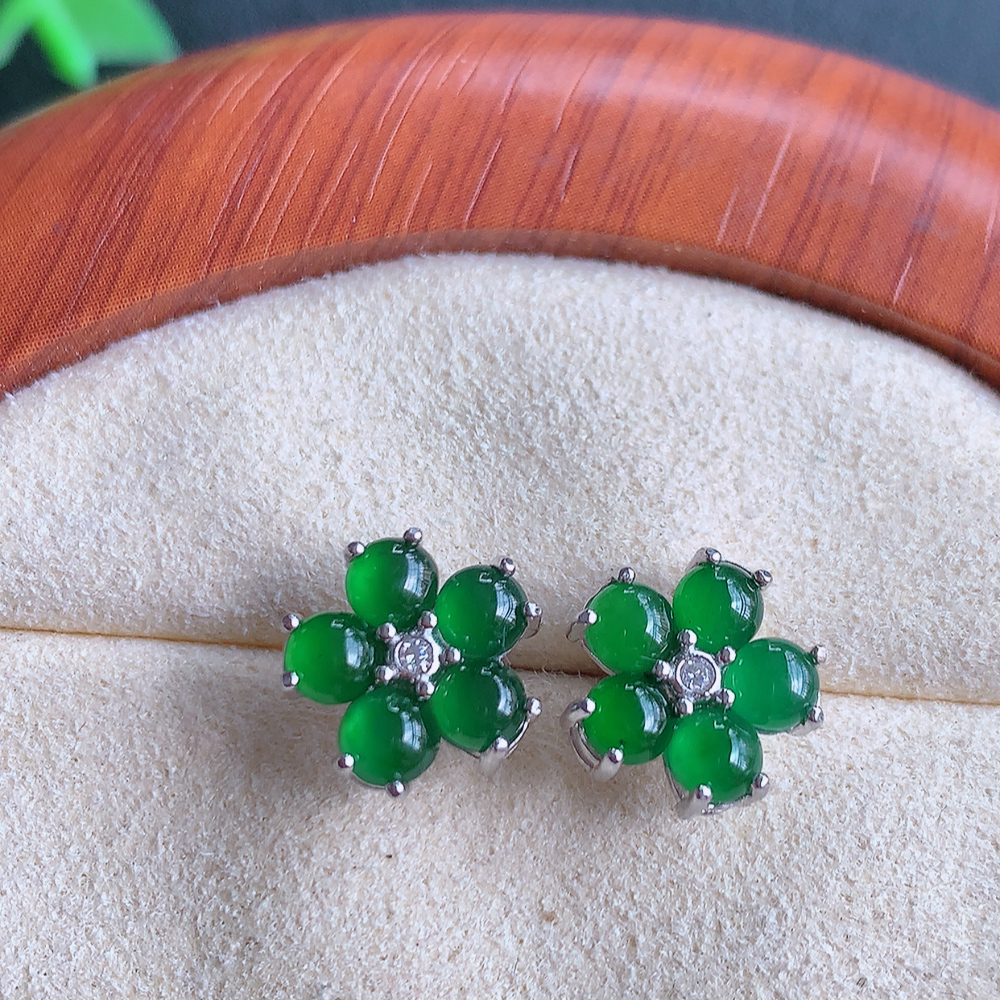 冰润满绿翡翠925银镶嵌耳钉，自然光实拍，翠色灵动，颜色漂亮，种老水足，品相佳，佩戴佳品！W815.18  取一整体尺寸：10.5-4mm  裸石尺寸：3mm