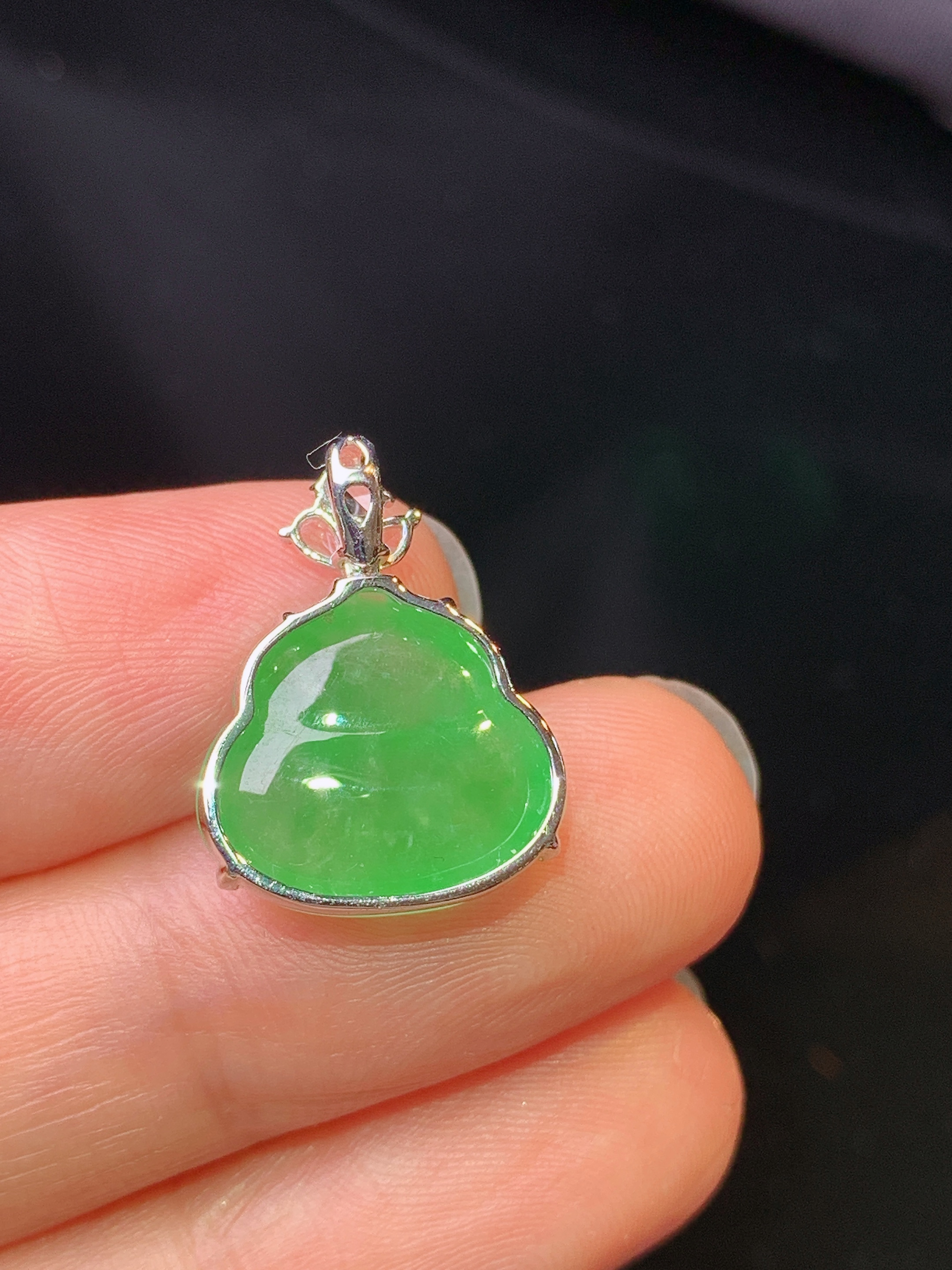 18k金钻镶嵌翠绿葫芦吊坠 玉质细腻 色泽艳丽清新 水润亮眼 整体尺寸18.2*14*5.5g1